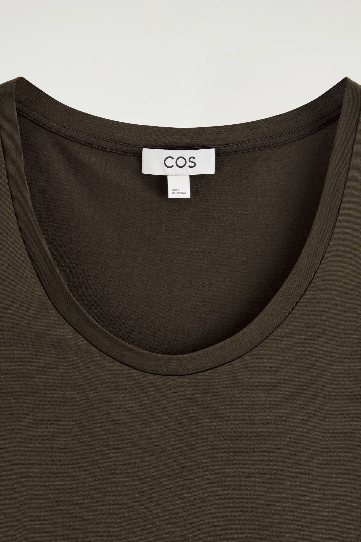 TANK TOP DE SEDA CON ESCOTE REDONDO - MARRÓN | DescriptiveDetail
