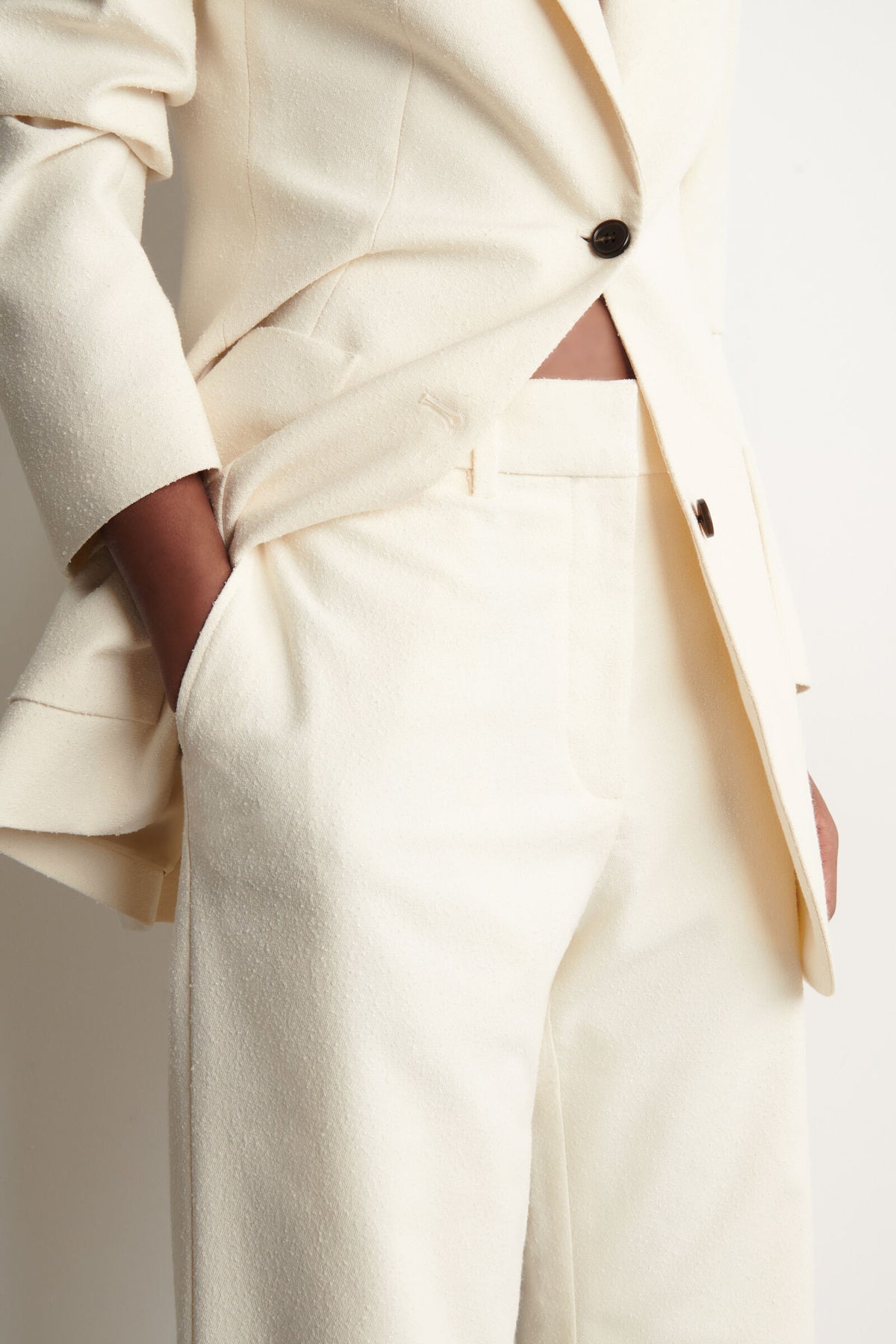 PANTALONES TEXTURIZADOS DE PIERNA SLIM - ECRU