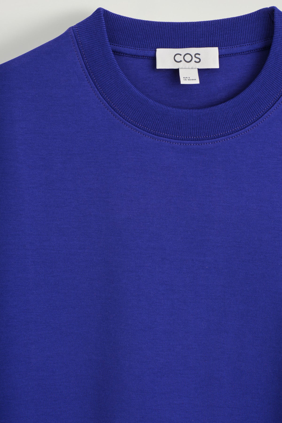 CAMISETA DE CORTE LIMPIO - AZUL COBALTO | DescriptiveDetail