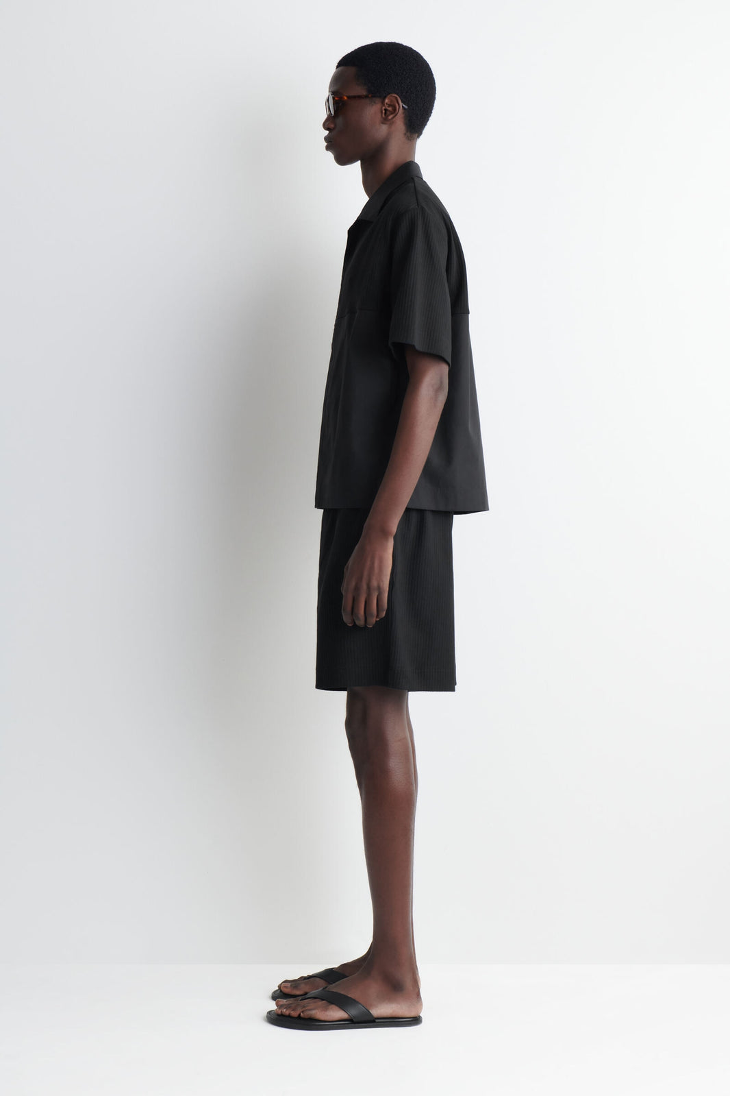CAMISA RELAJADA CON PANELES DE CONTRASTE - NEGRO