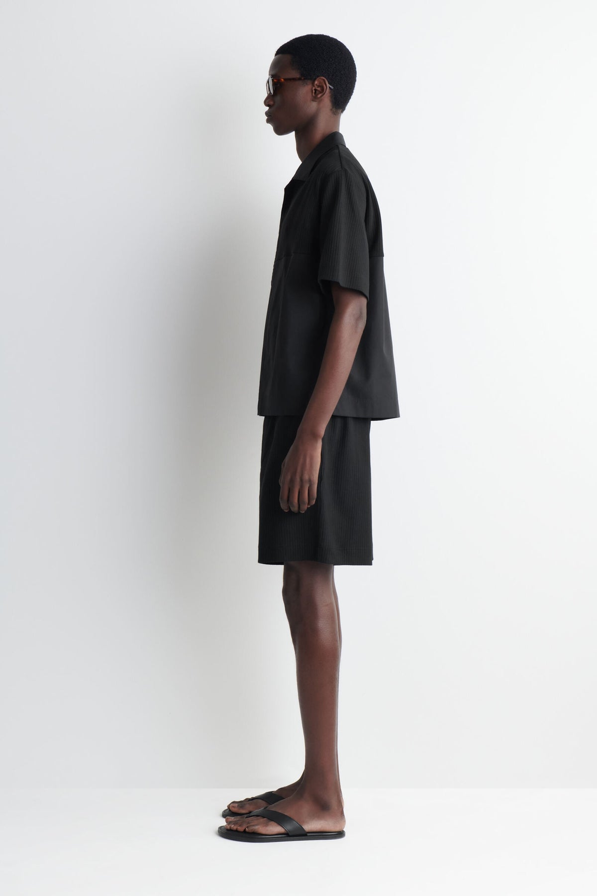 CAMISA RELAJADA CON PANELES DE CONTRASTE - NEGRO