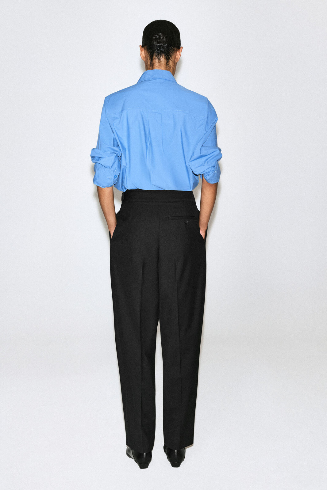 PANTALONES DE PIERNA BARREL CON FAJÍN - NEGRO