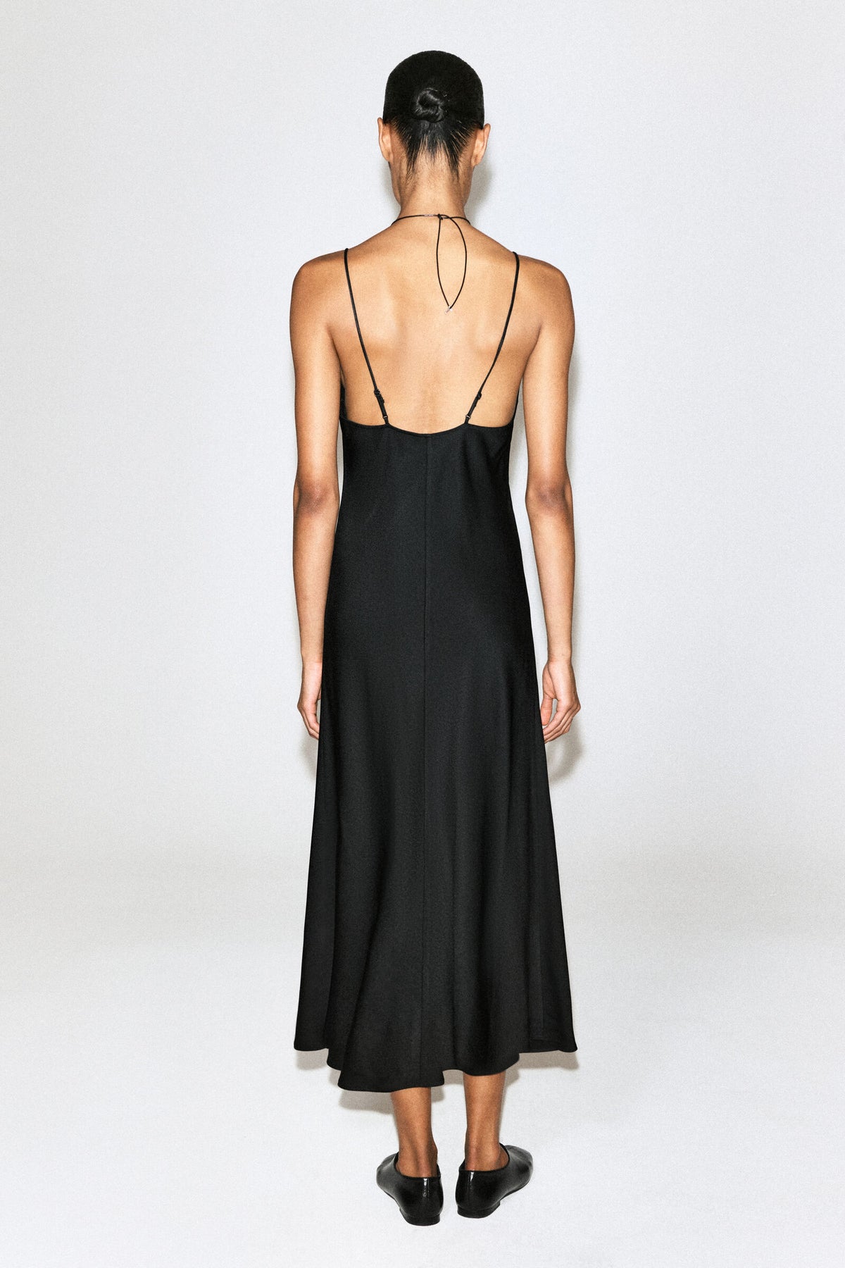 VESTIDO MIDI DE CREPÉ - NEGRO