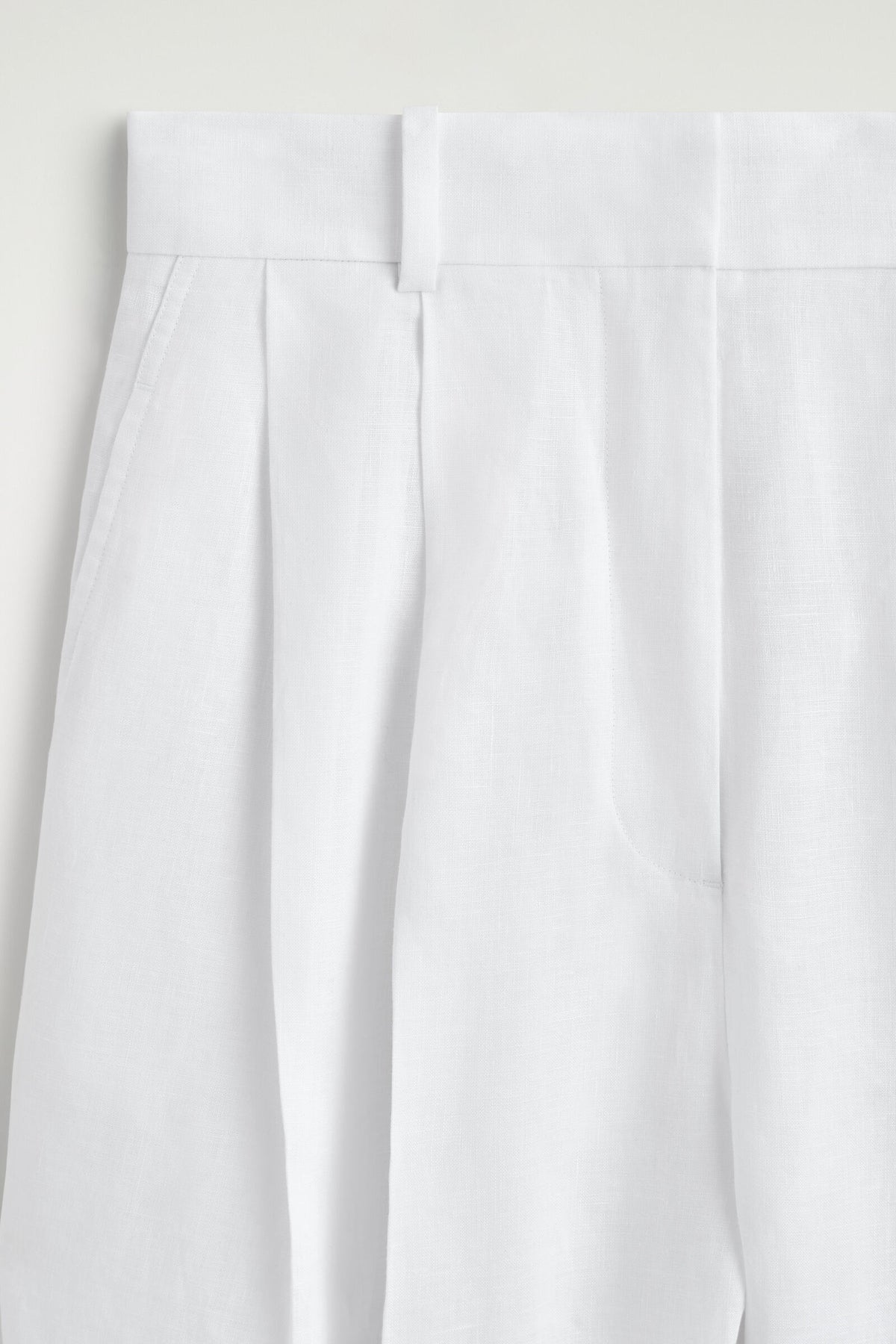 PANTALONES DE LINO SASTREROS DE PIERNA BARREL - BLANCO | DescriptiveDetail