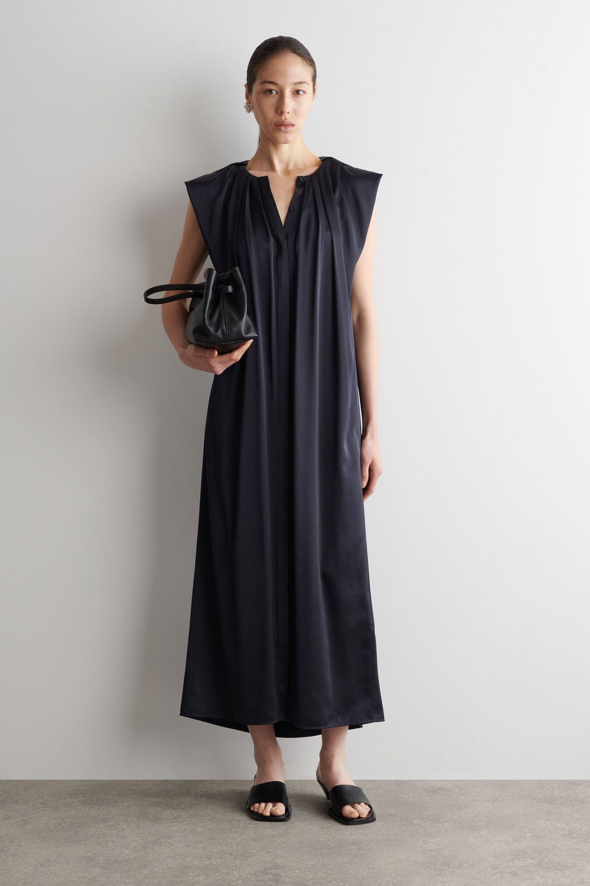 VESTIDO MIDI DE SATÍN PLISADO - AZUL MARINO