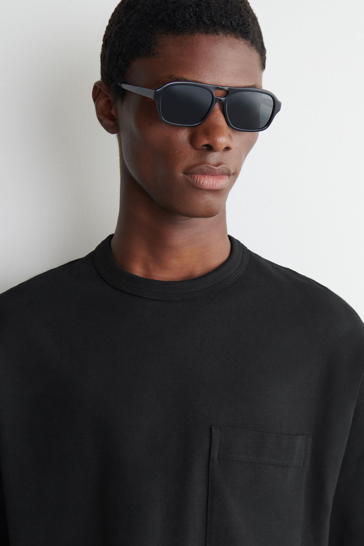 CAMISETA OVERSIZE CON BOLSILLOS - NEGRO