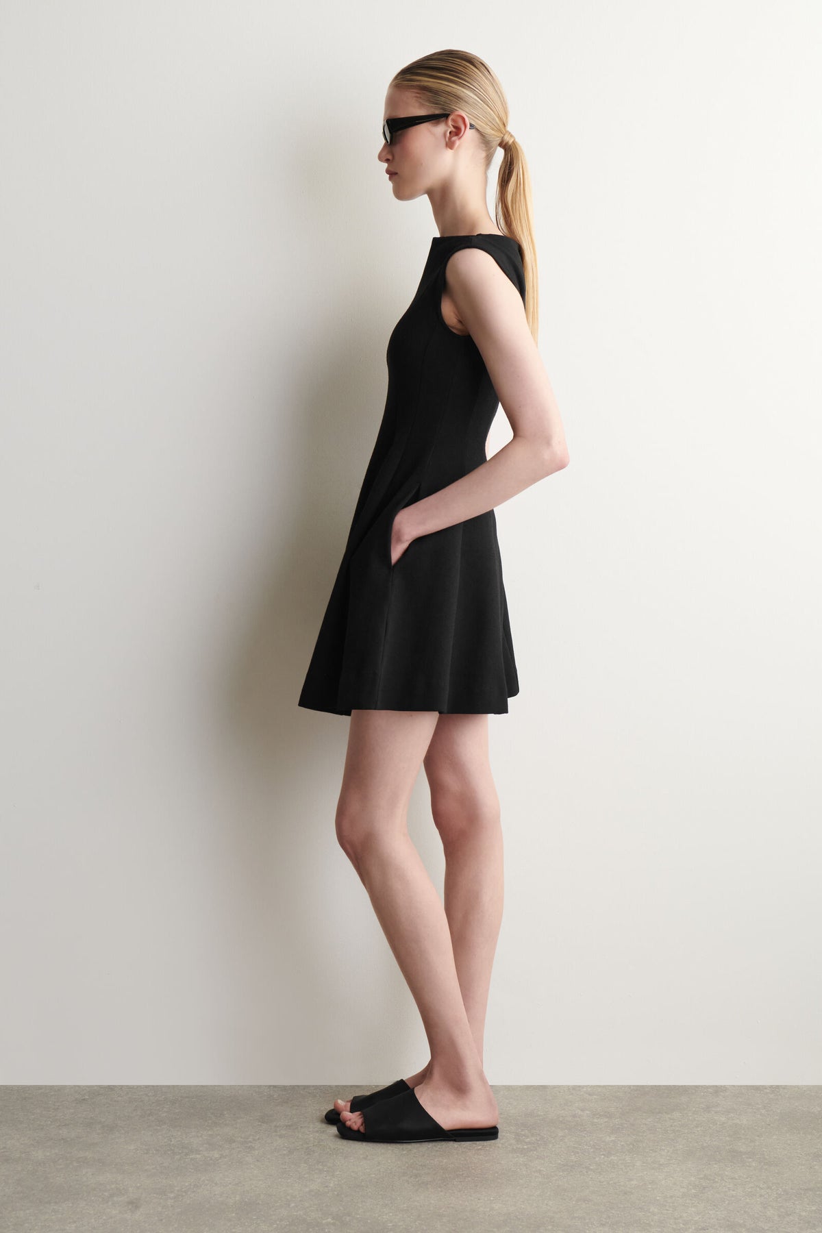 VESTIDO MINI DE ALGODÓN ESCULTÓRICO - NEGRO