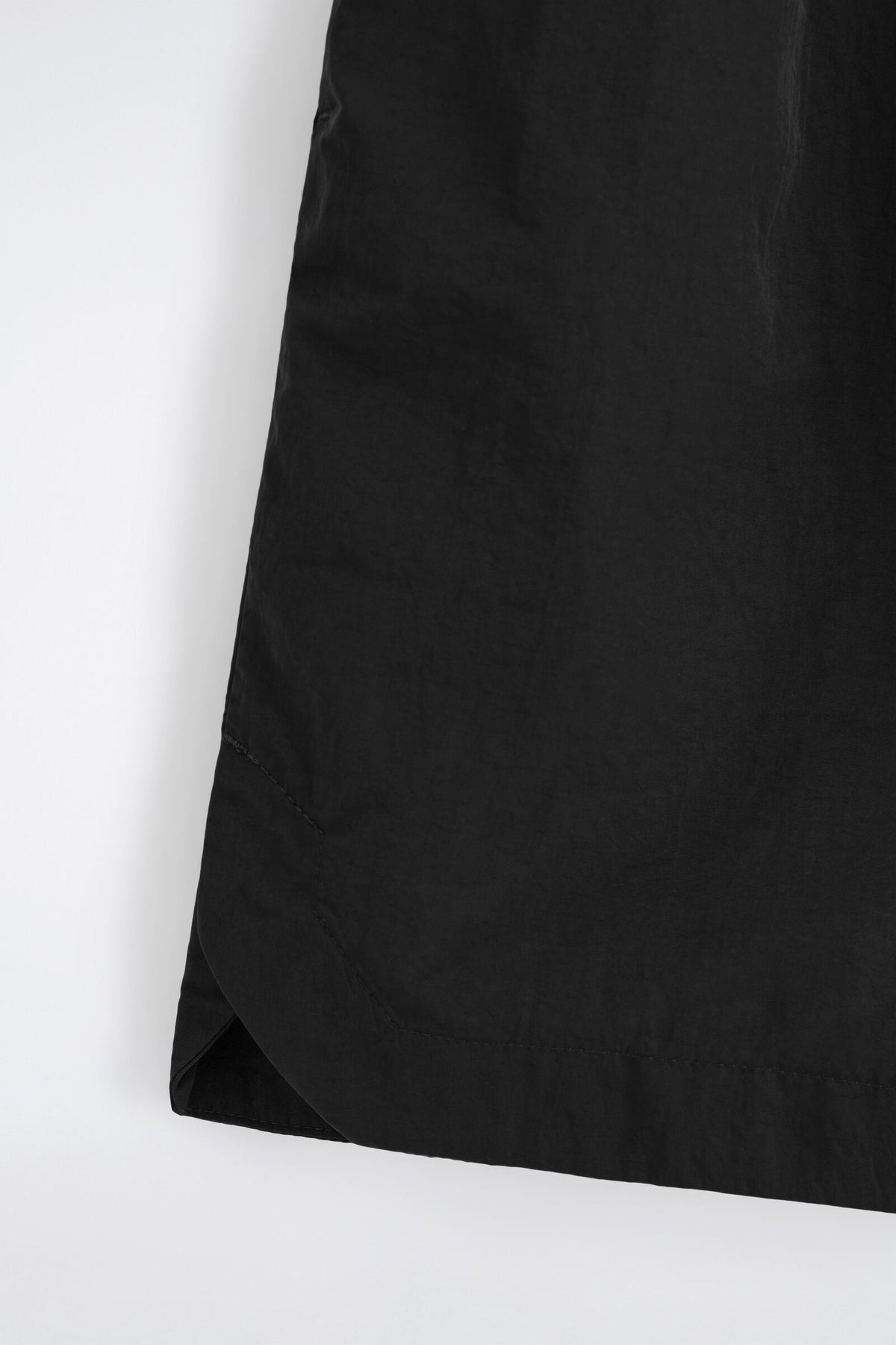 SHORTS DE NYLON DE PIERNA ANCHA CON CORDÓN - NEGRO | DescriptiveDetail