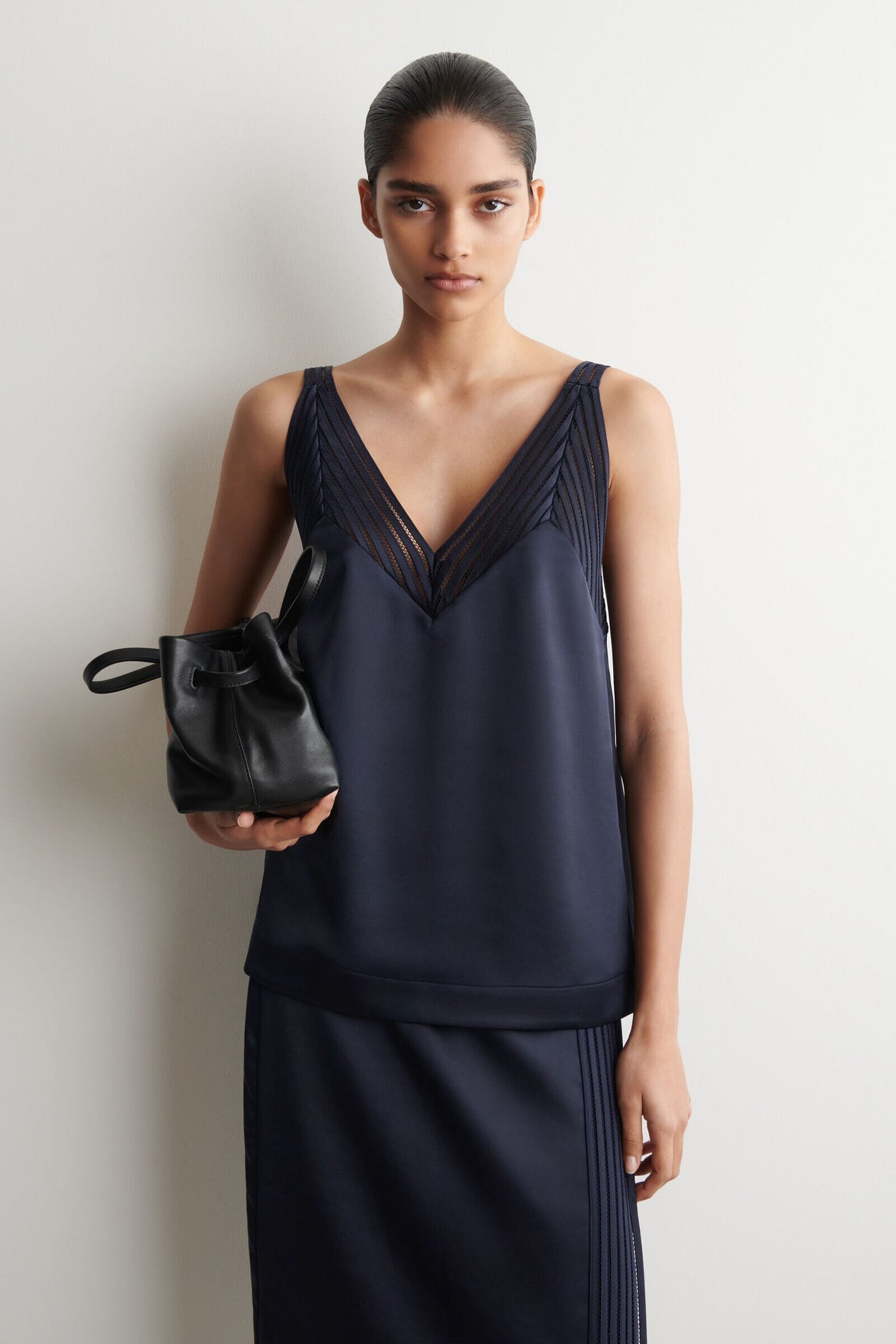 TOP DE SATÍN CON PUNTADAS ABIERTAS - MARINO - StillMedia/Lookbook