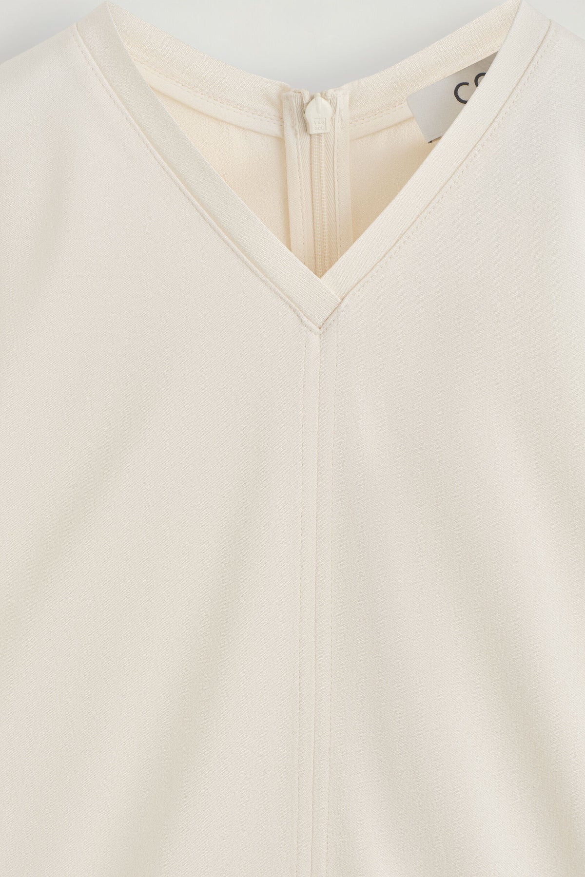 BLUSA DE CREPÉ DRAPEADO CON CUELLO EN V - CREMA | DescriptiveDetail