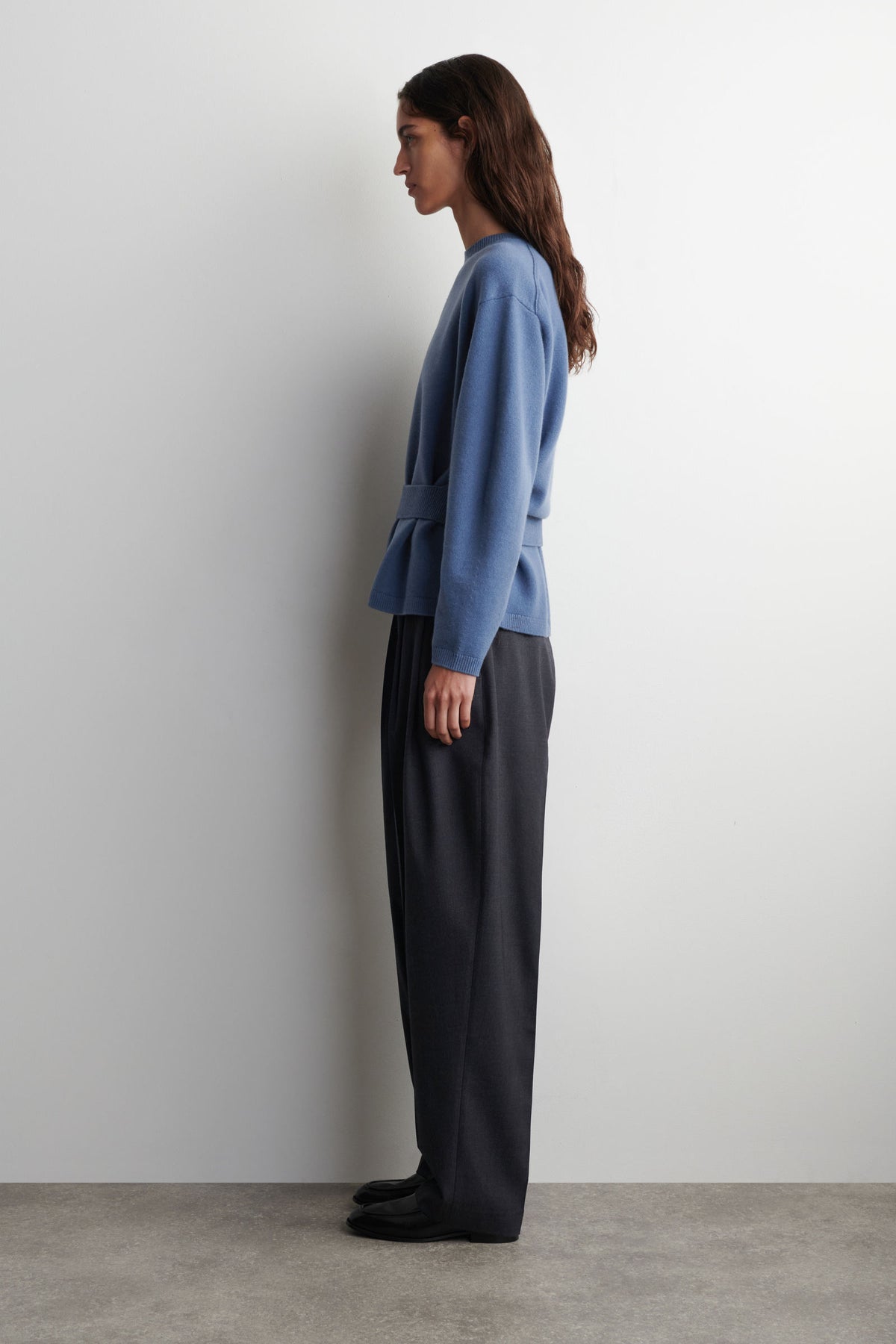 SUÉTER DE LANA MERINO CON DETALLE DE CINTURÓN - AZUL ACERO - StillMedia/Lookbook