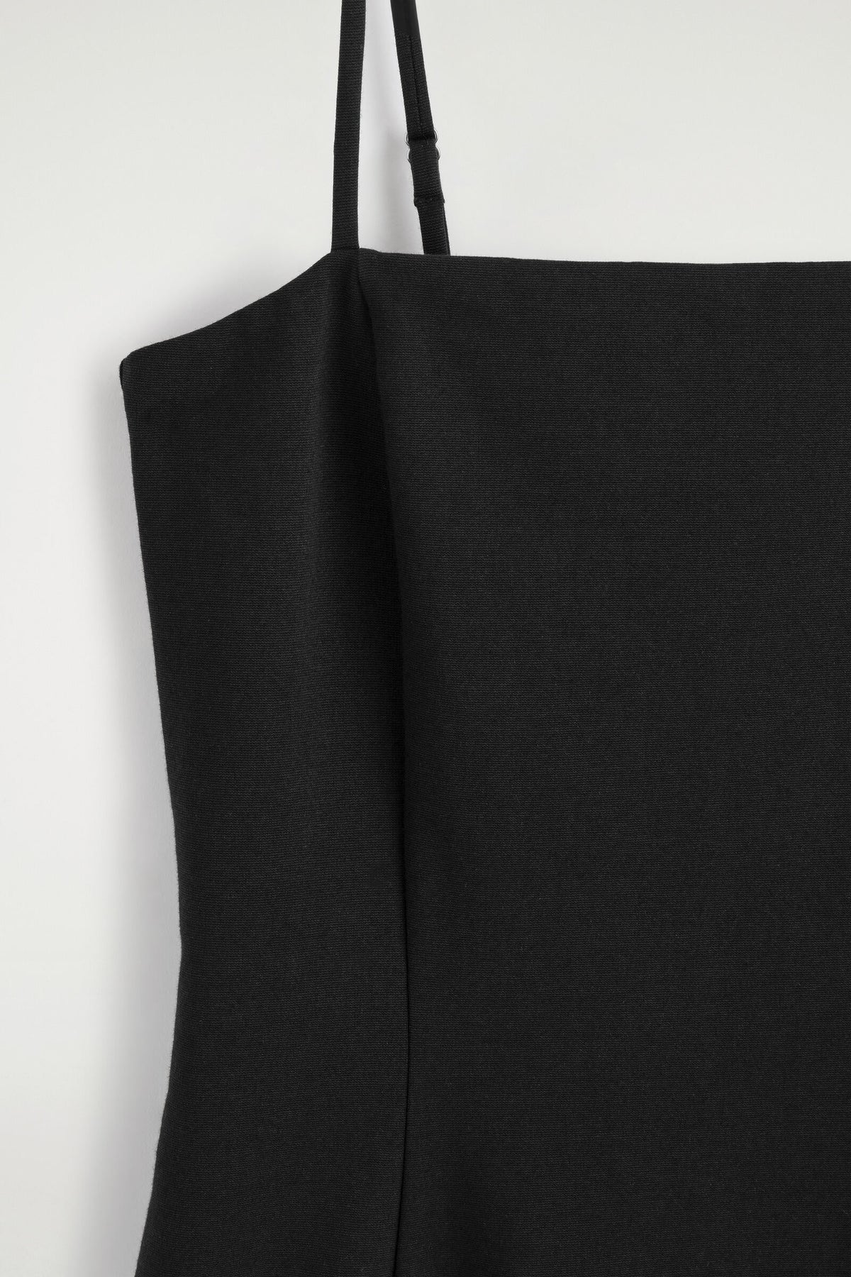 VESTIDO MIDI ESCULTÓRICO CON CINTURA CAÍDA - NEGRO | DescriptiveDetail