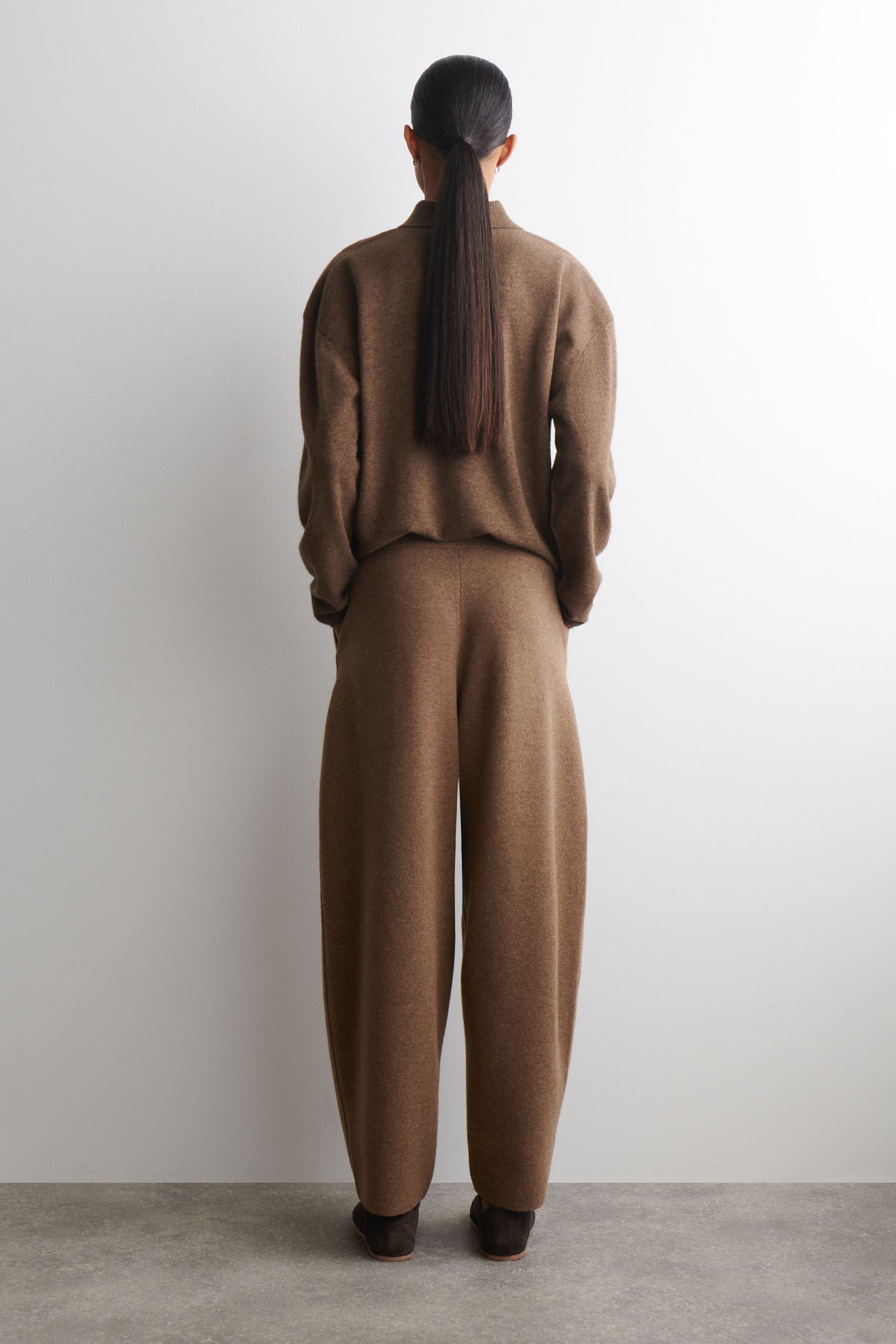 PANTALONES DE PIERNA BARREL DE LANA MERINO - MARRÓN JASPEADO
