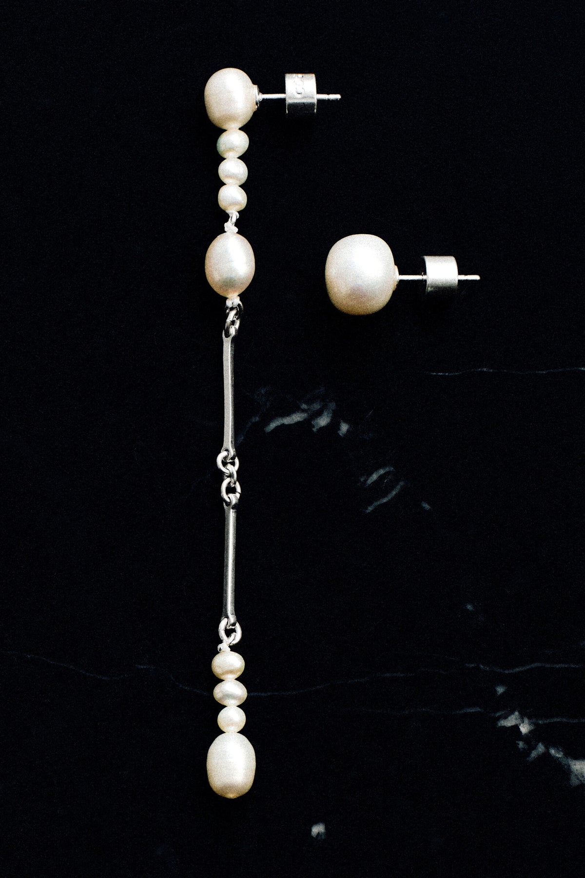ARETES ASIMÉTRICOS DE PERLA DE AGUA DULCE - PLATA