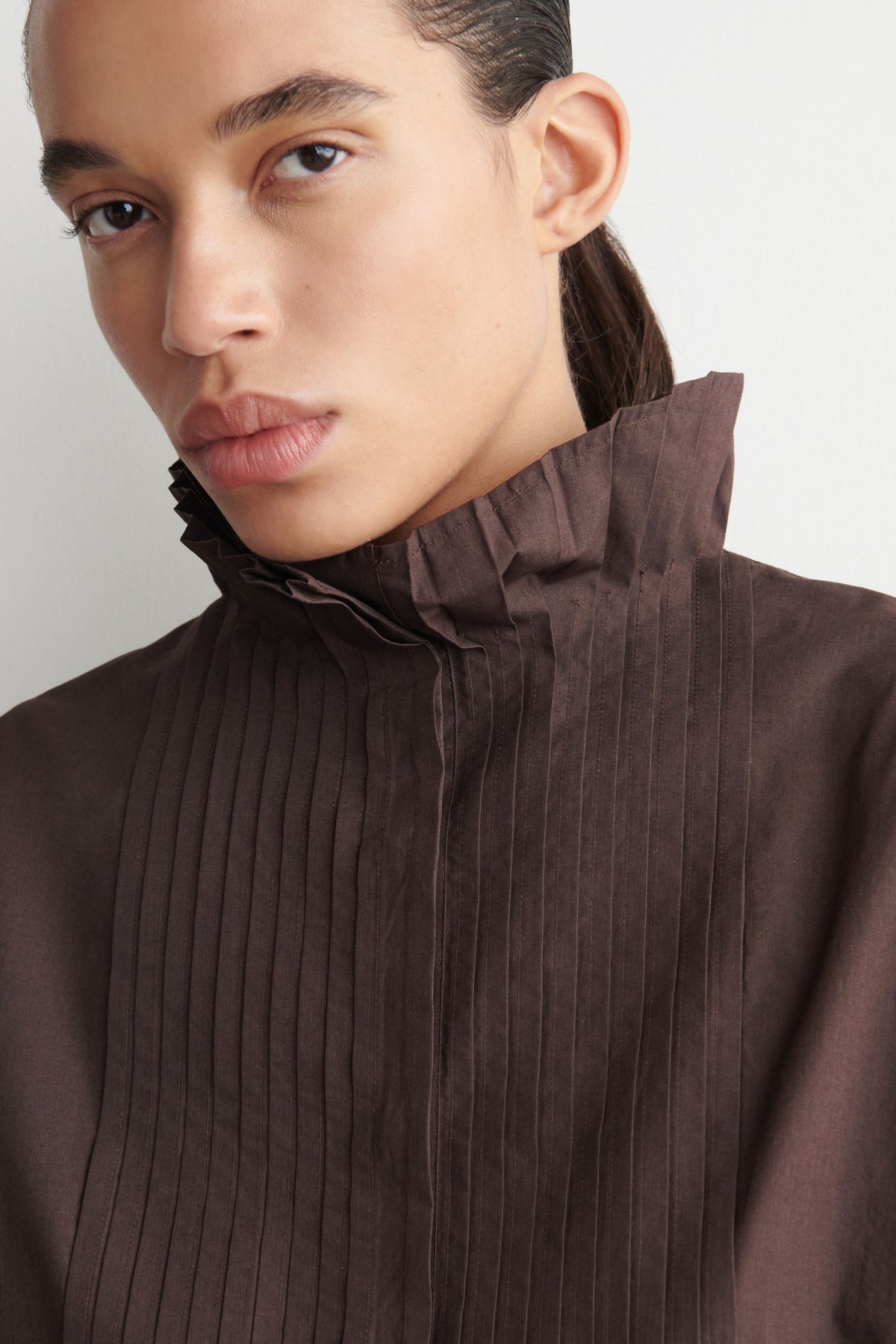 BLUSA DE ALGODÓN CON PLIEGUES - MARRÓN - StillMedia/Lookbook