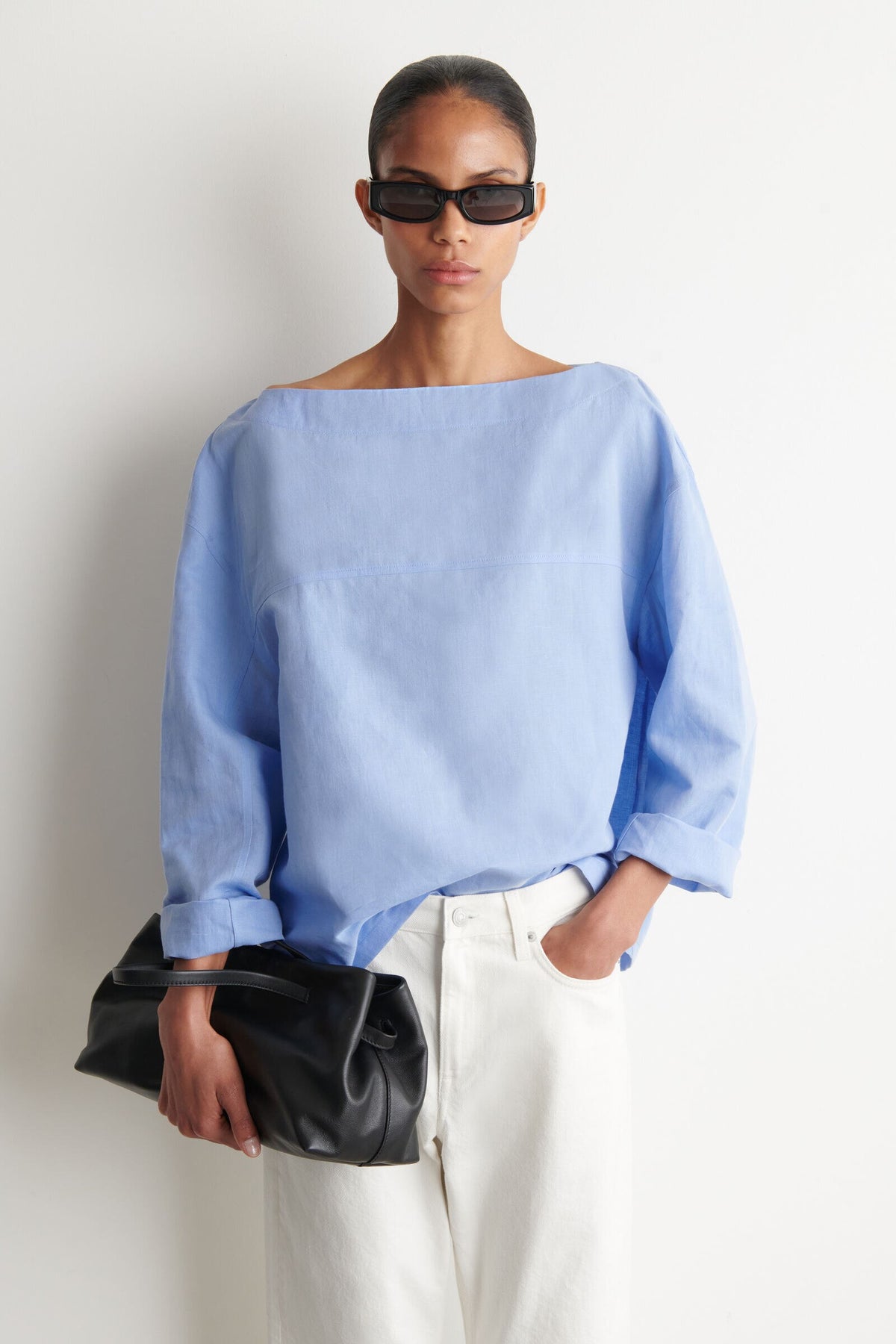 BLUSA DE LINO CON ESCOTE DE BOTE - AZUL CLARO - StillMedia/Lookbook
