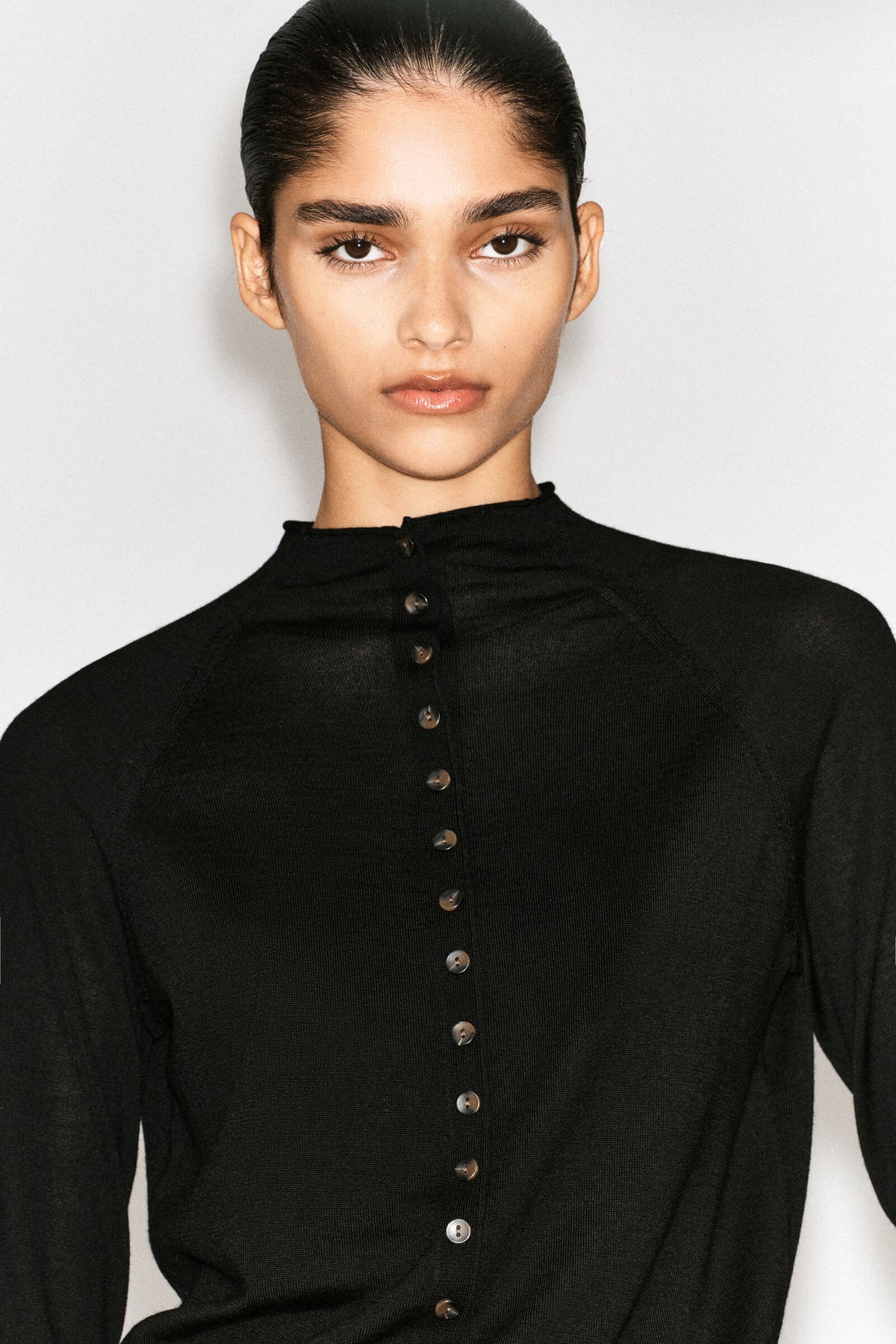 CÁRDIGAN DE CUELLO ALTO DE LANA MERINO - NEGRO