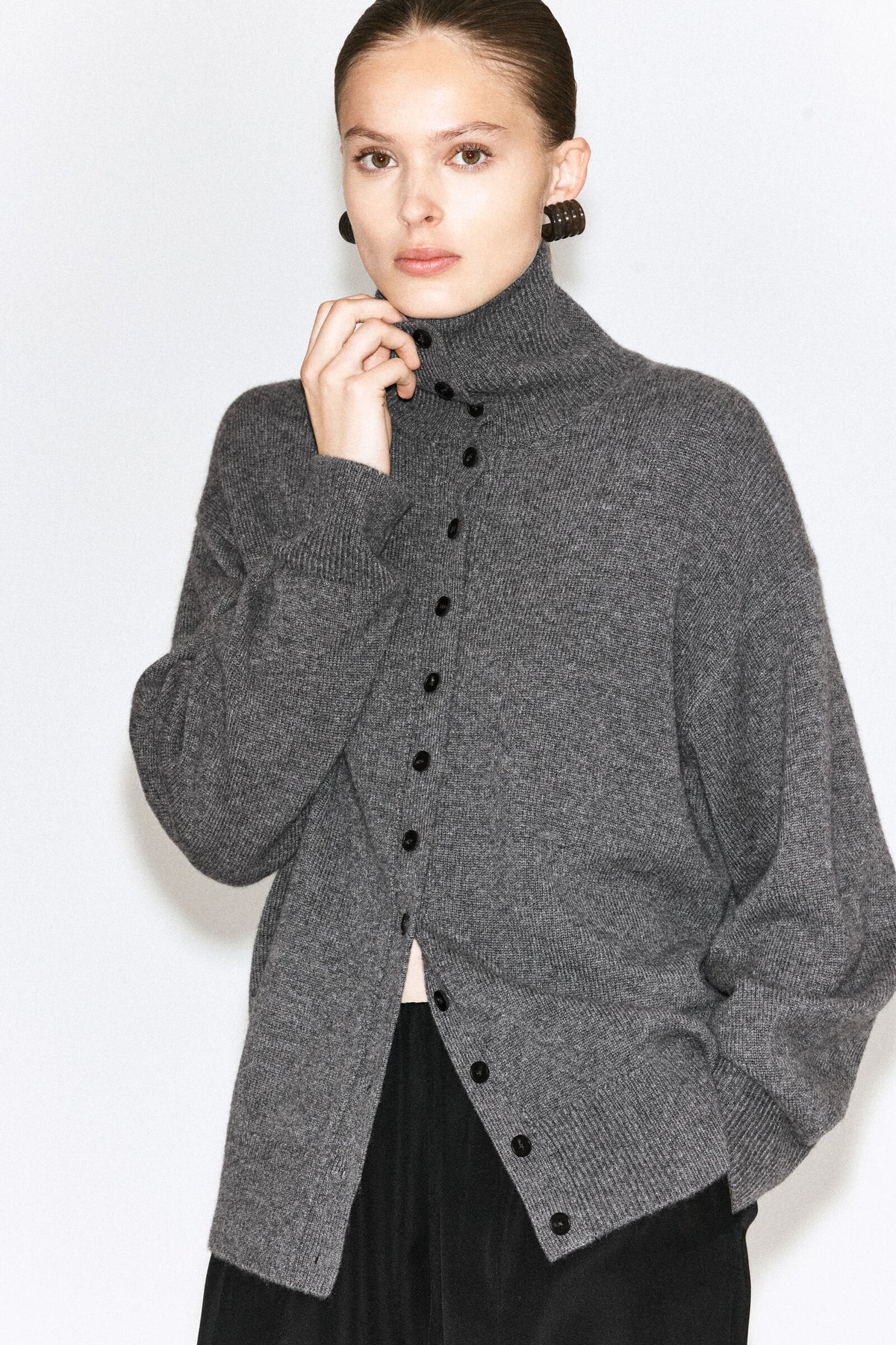 CÁRDIGAN DE CASHMERE ESCULPIDO CON CUELLO DE TUBO - GRIS MÉLANGE