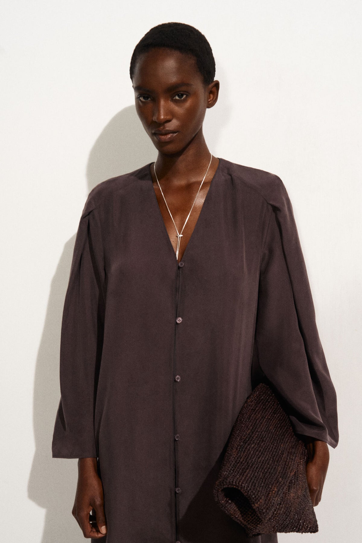 VESTIDO MIDI DE SEDA RECOGIDA - MARRÓN
