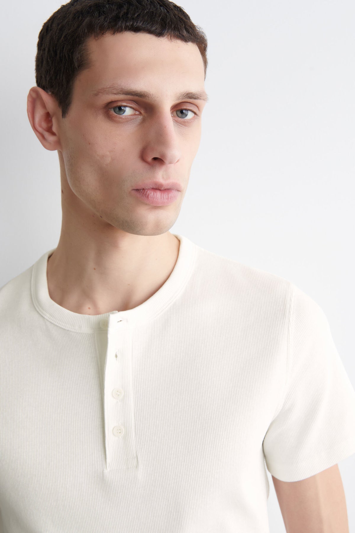 CAMISETA HENLEY ACANALADA AJUSTADA - BLANCO