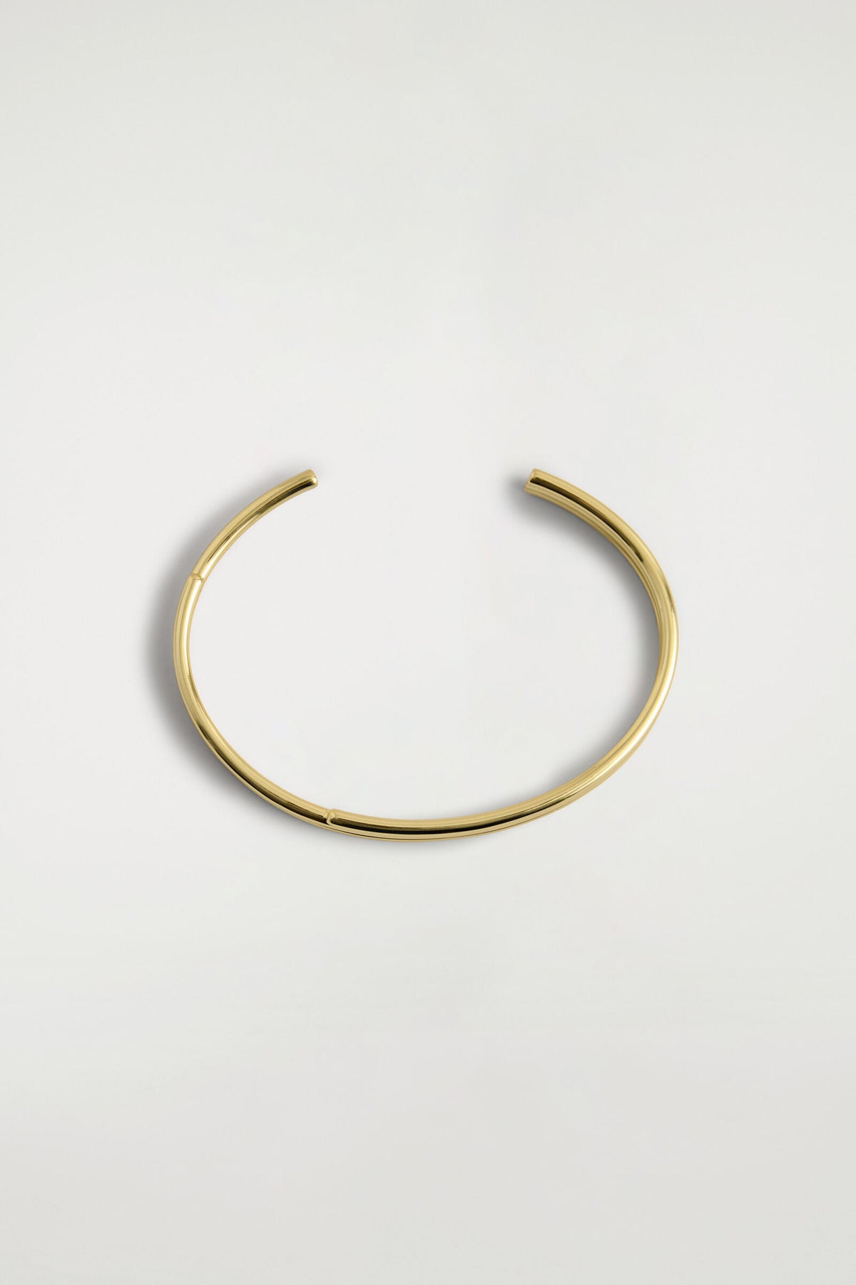 BRAZALETE APILADO - DORADO | DescriptiveStillLife