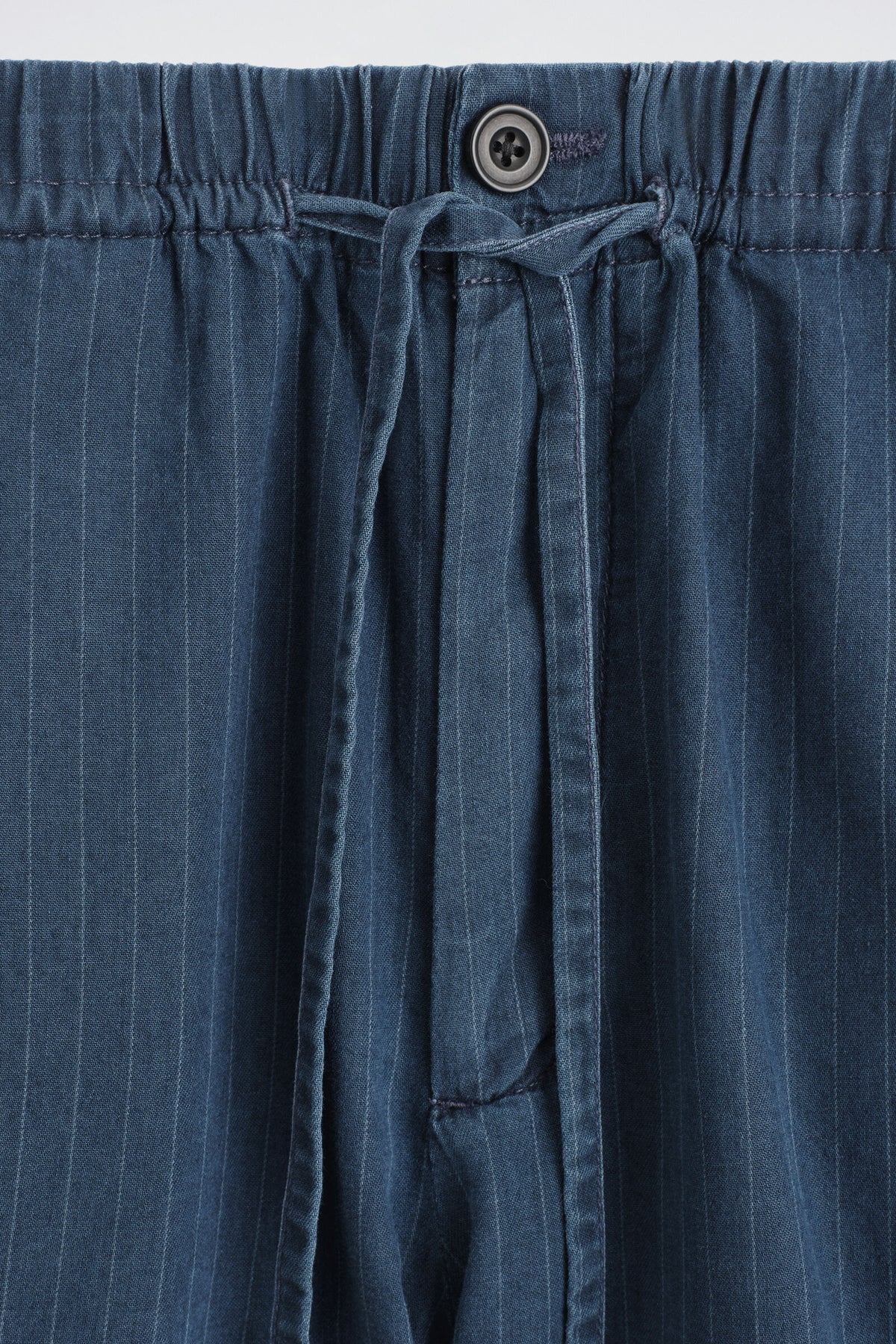 SHORTS DE MEZCLILLA A RAYAS CON CORDÓN - ÍNDIGO / A RAYAS | DescriptiveDetail