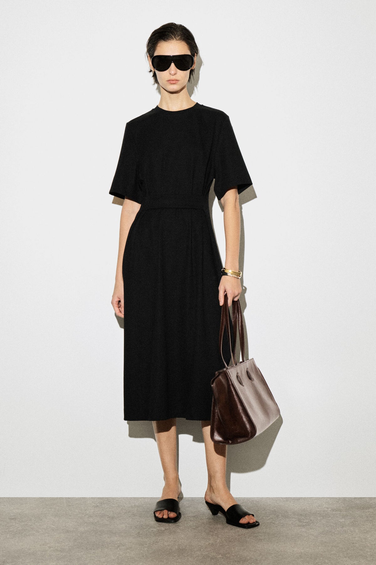 VESTIDO T-SHIRT MIDI CON DETALLE DE CINTURÓN - NEGRO