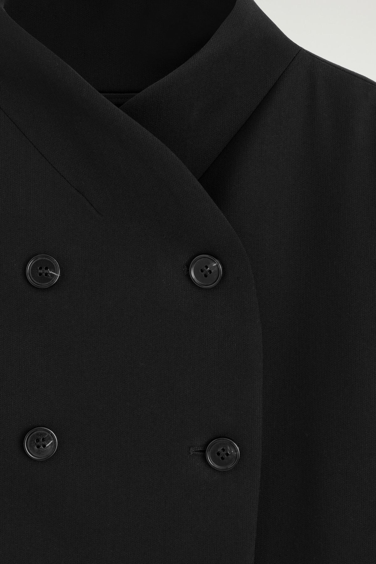 CHAQUETA ESCULPIDA CON CUELLO ALTO - NEGRO | DescriptiveDetail