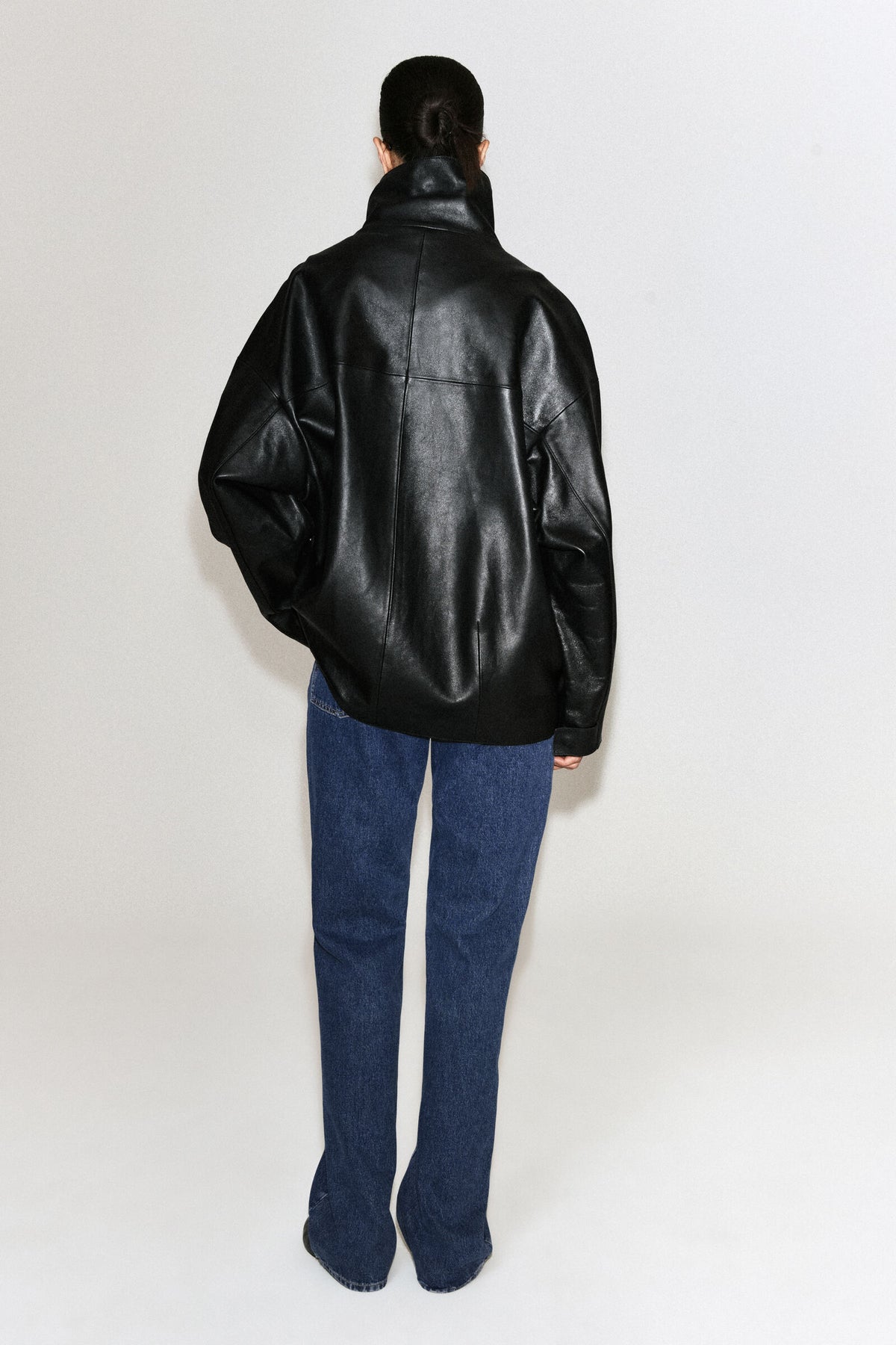 CHAQUETA DE CUERO CON CUELLO DE EMBUDO - NEGRO