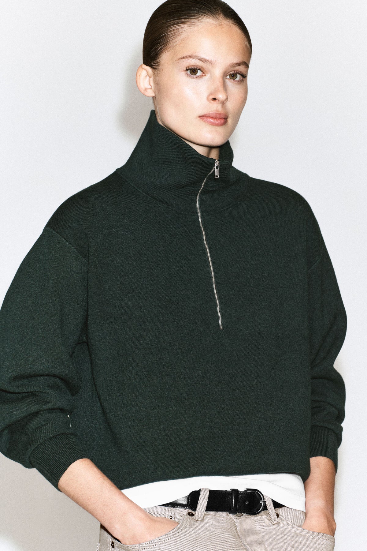 SWEATER DE PUNTO CON MEDIO CIERRE Y CUELLO DE EMBUDO - VERDE OSCURO