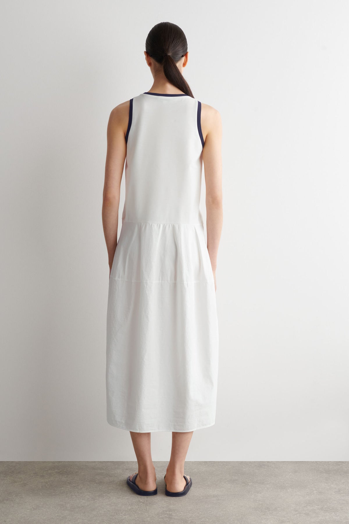 VESTIDO MIDI SIN MANGAS CON PANELES - BLANCO / MARINO