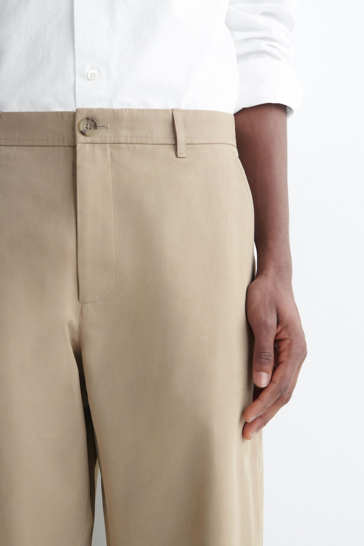 CHINOS DE ALGODÓN CON CORTE REGULAR Y PIERNA RECTA - BEIGE