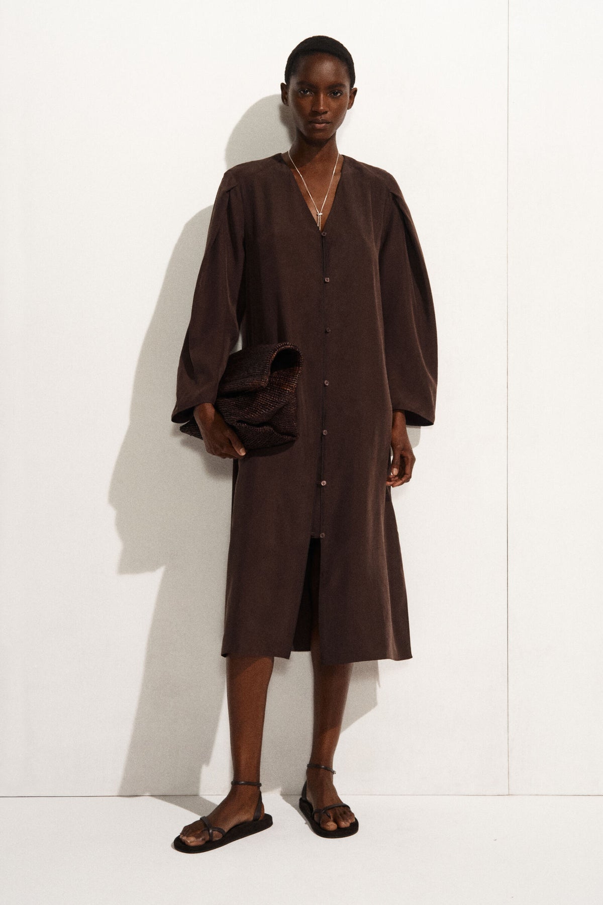VESTIDO MIDI DE SEDA RECOGIDA - MARRÓN