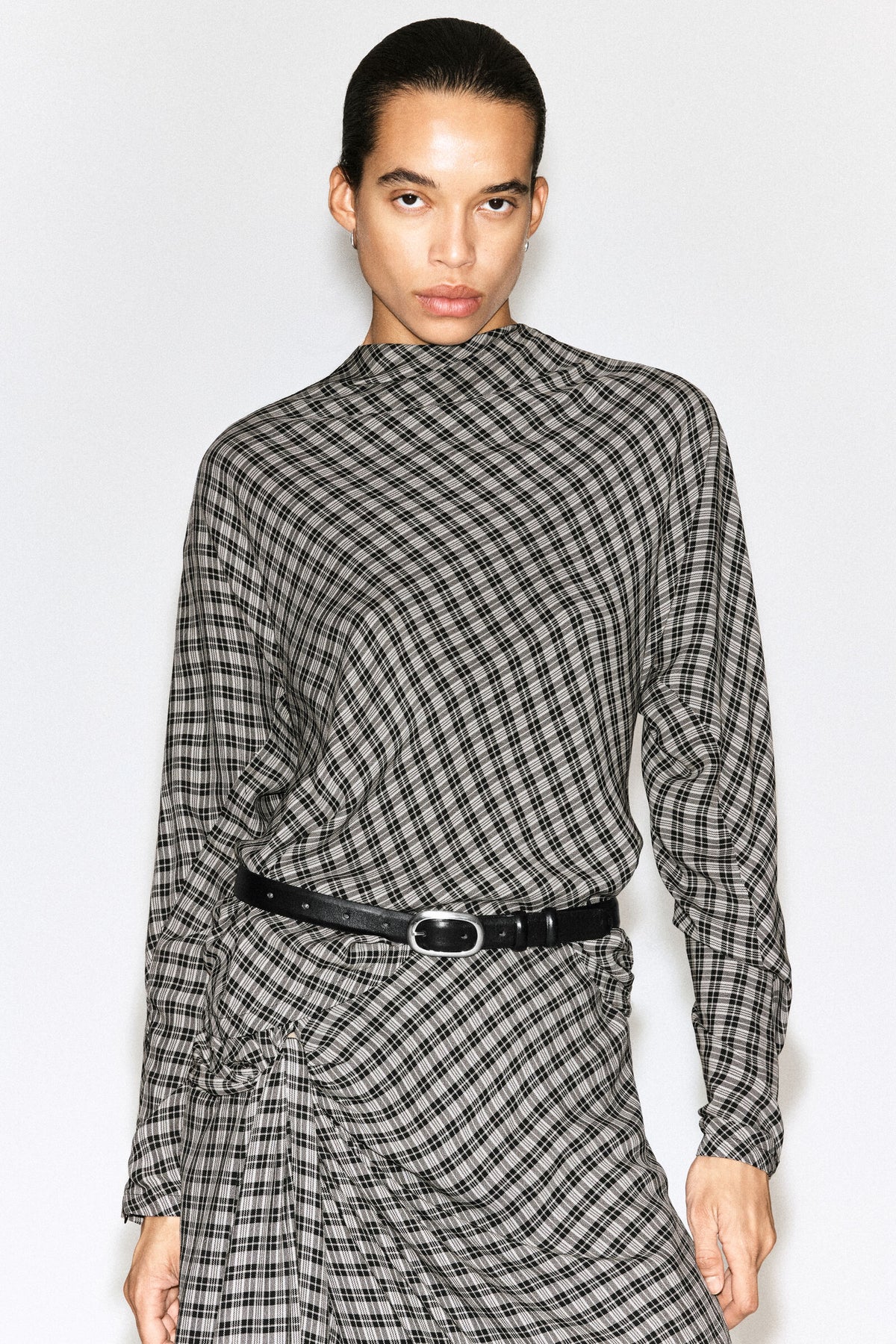 BLUSA CUADROS DRAPEADA - GRIS / A CUADROS