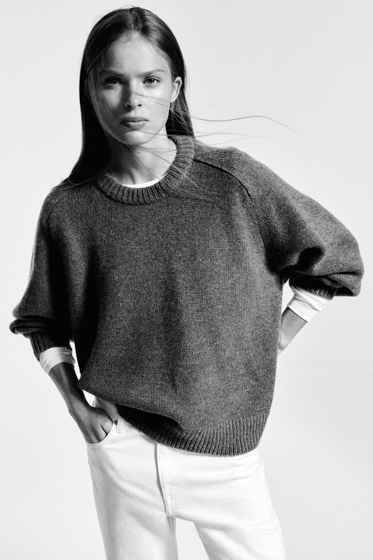SWEATER DE CASHMERE DE CUELLO REDONDEADO - GRIS MELANGE