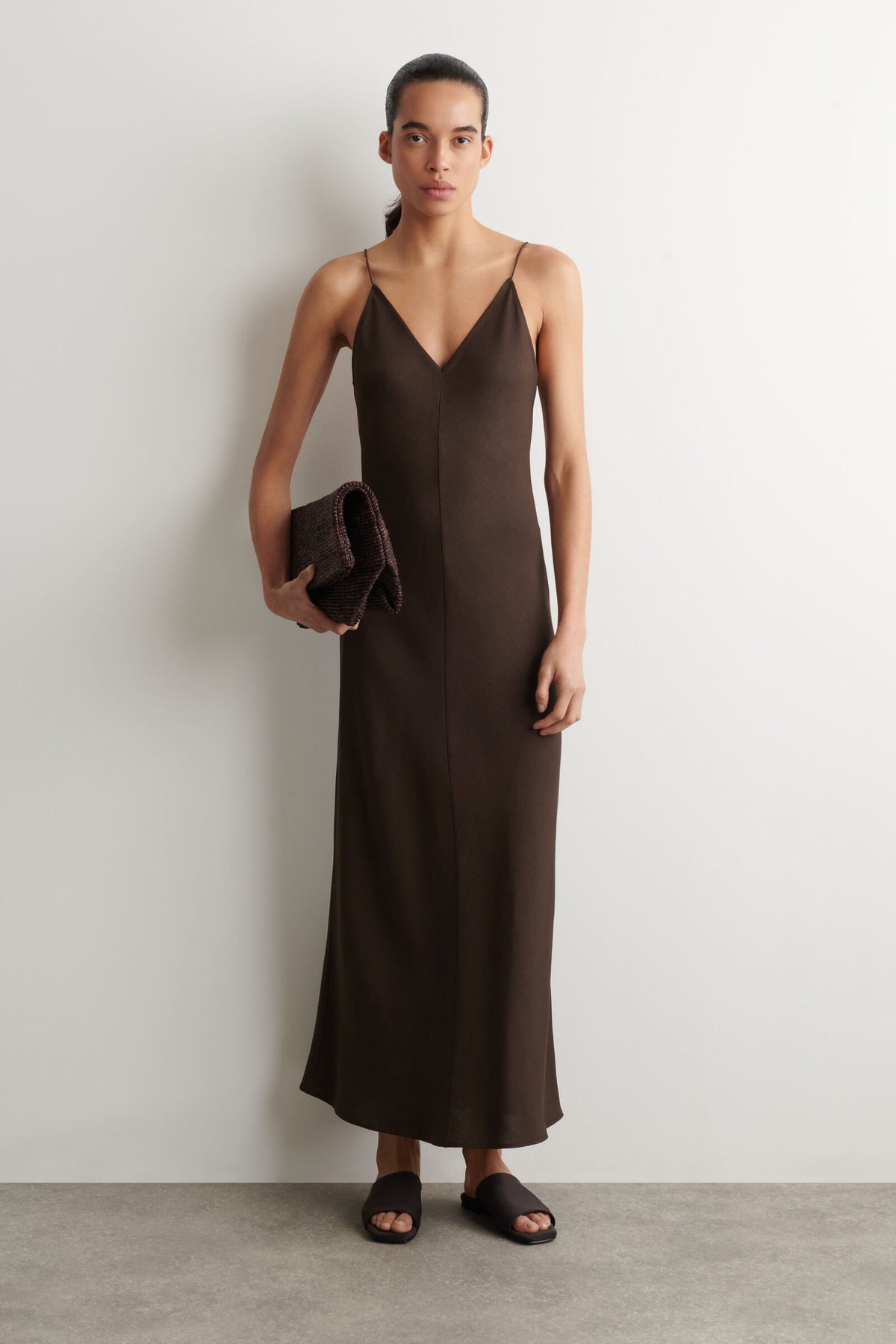 VESTIDO MIDI DE TIRANTES CON ESCOTE EN V - MARRÓN