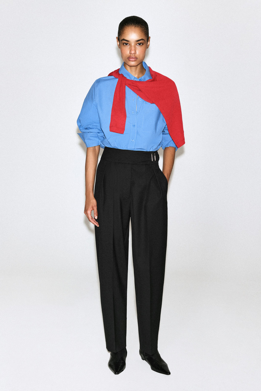 PANTALONES DE PIERNA BARREL CON FAJÍN - NEGRO