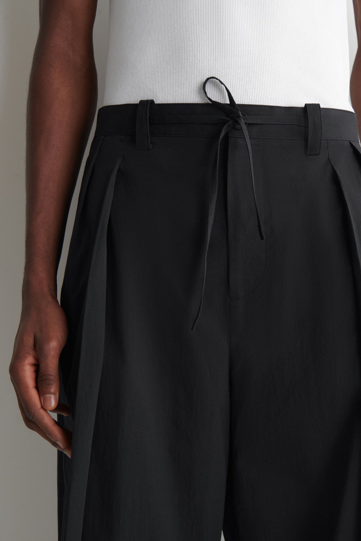 PANTALONES DE ALGODÓN RELAJADOS DE PIERNA ANCHA CON CORDÓN - NEGRO