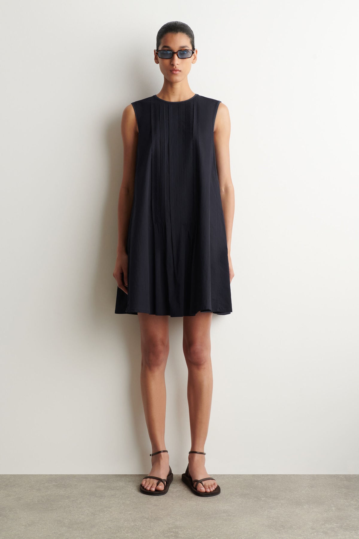 VESTIDO MINI CON PLISADOS Y CAPAS - MARINO
