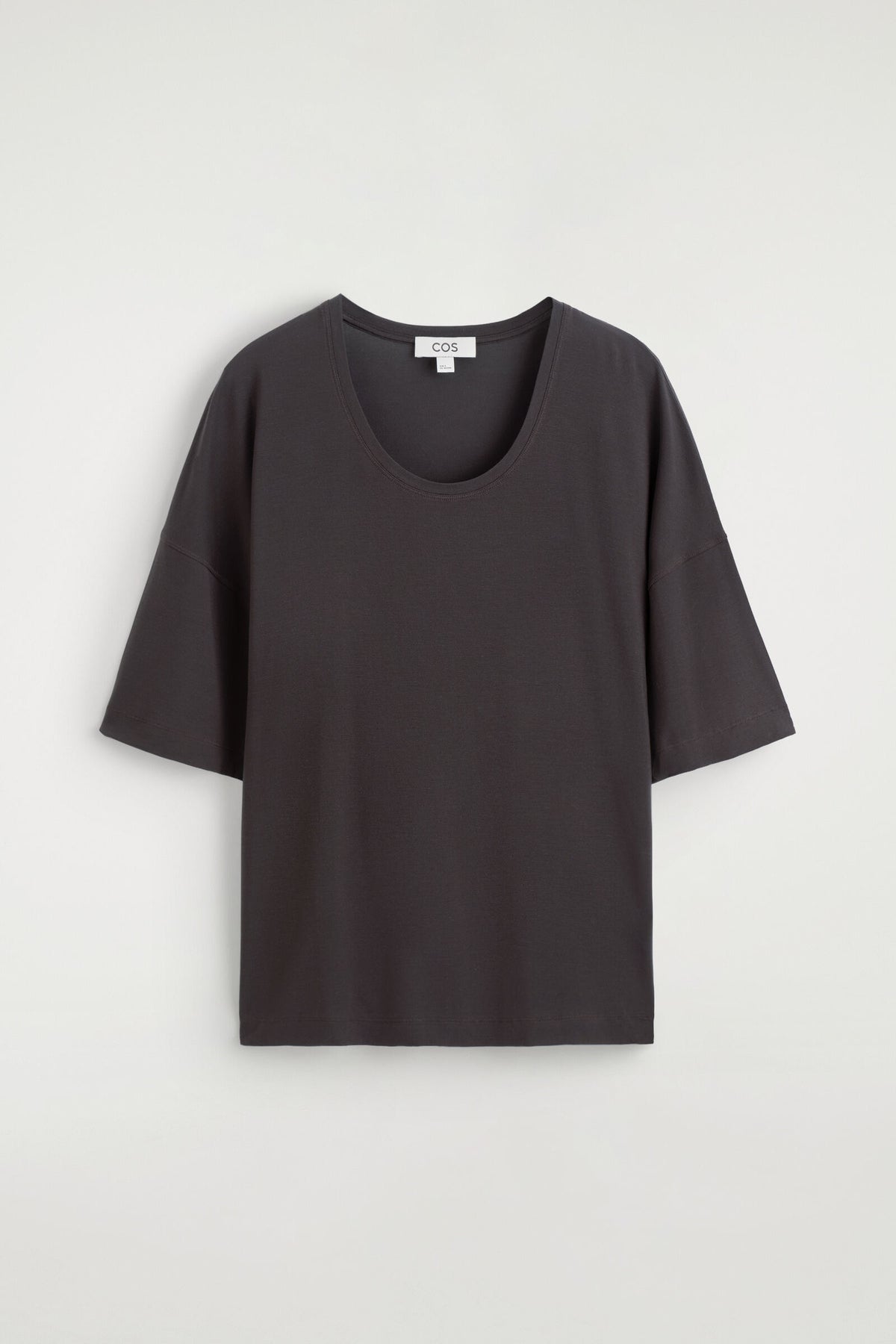 CAMISETA FLUIDA DE MODAL CON ESCOTE REDONDO - MARRÓN | DescriptiveStillLife