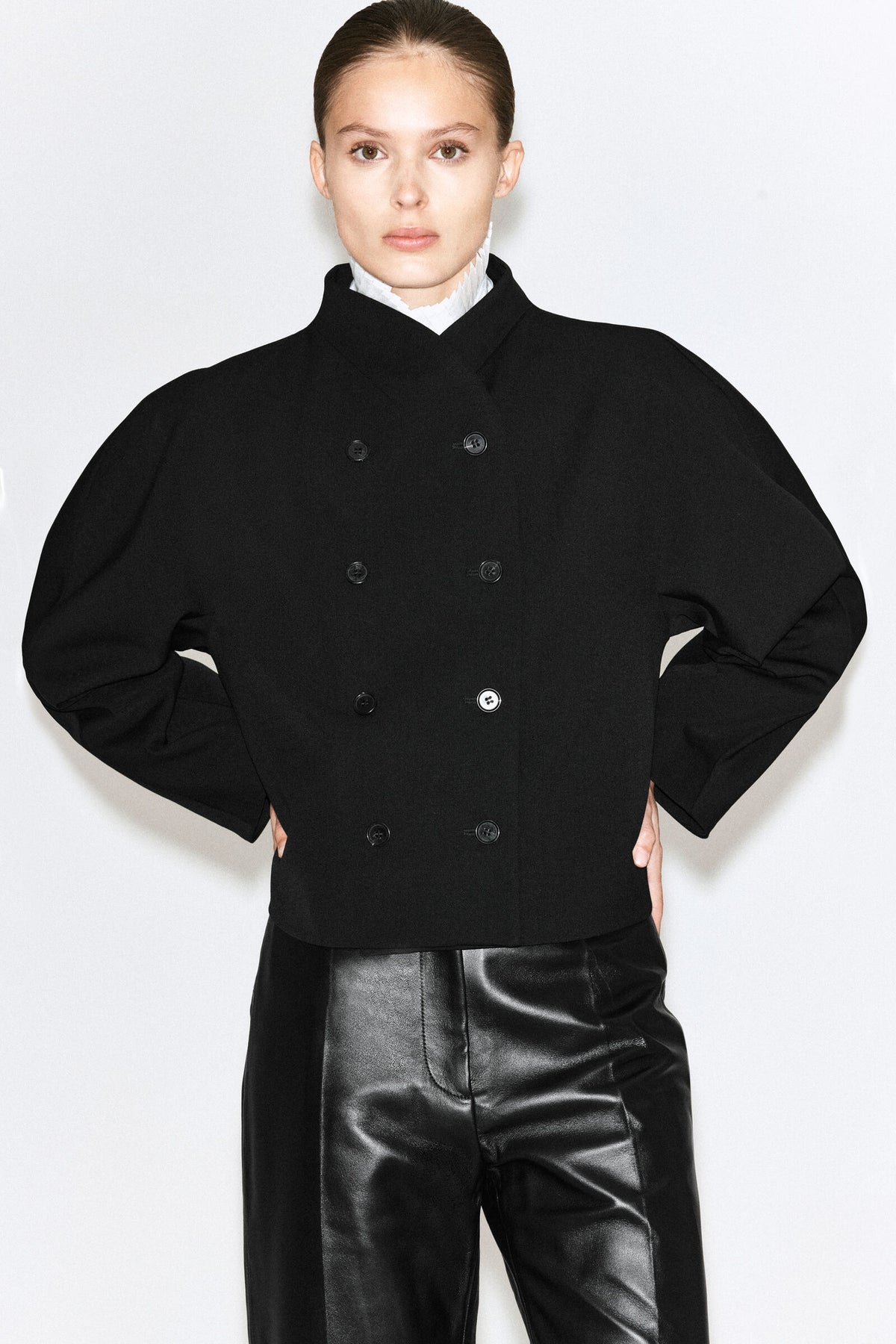 CHAQUETA ESCULPIDA CON CUELLO ALTO - NEGRO