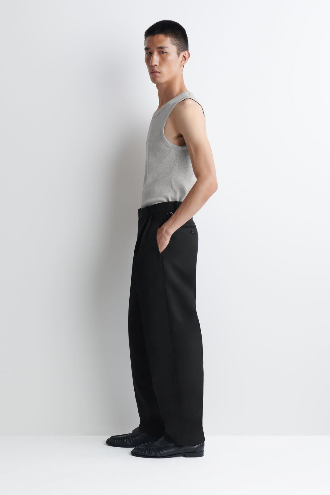 PANTALONES TAPERED DE MEZCLA DE LANA CON PLIEGUES - NEGRO