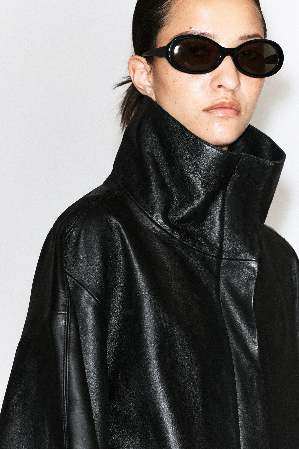 CHAQUETA DE CUERO CON CUELLO DE EMBUDO - NEGRO
