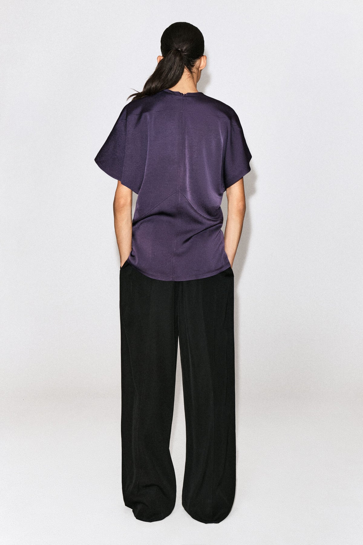BLUSA DE CREPÉ DRAPEADO CON CUELLO EN V - MORADO OSCURO