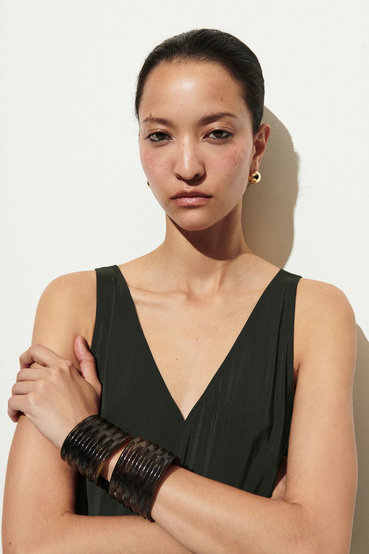 VESTIDO MAXI PLISADO CON ESCOTE V Y FRUNCIDO - VERDE OSCURO