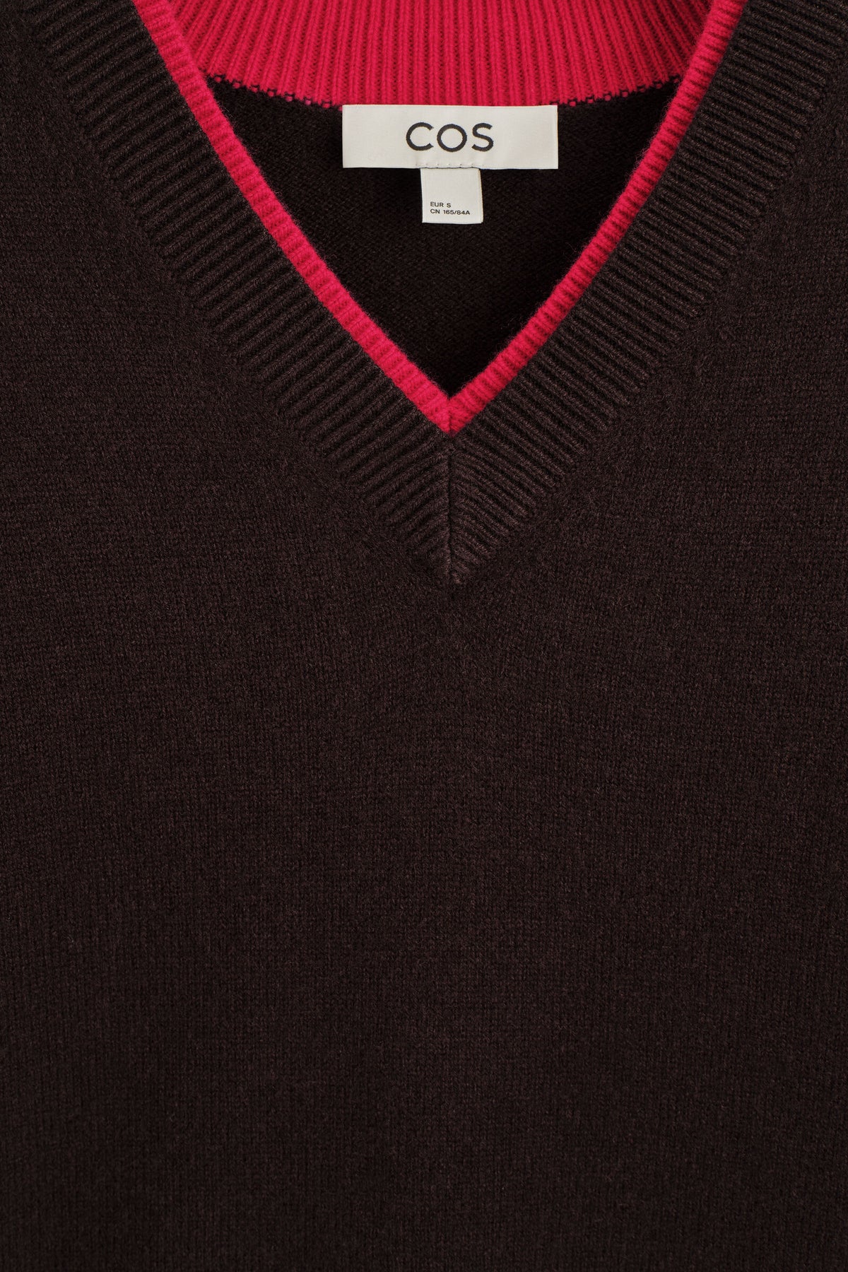 SUÉTER DE LANA MERINO CON CAPAS Y CUELLO EN V - MARRÓN / ROJO | DescriptiveDetail