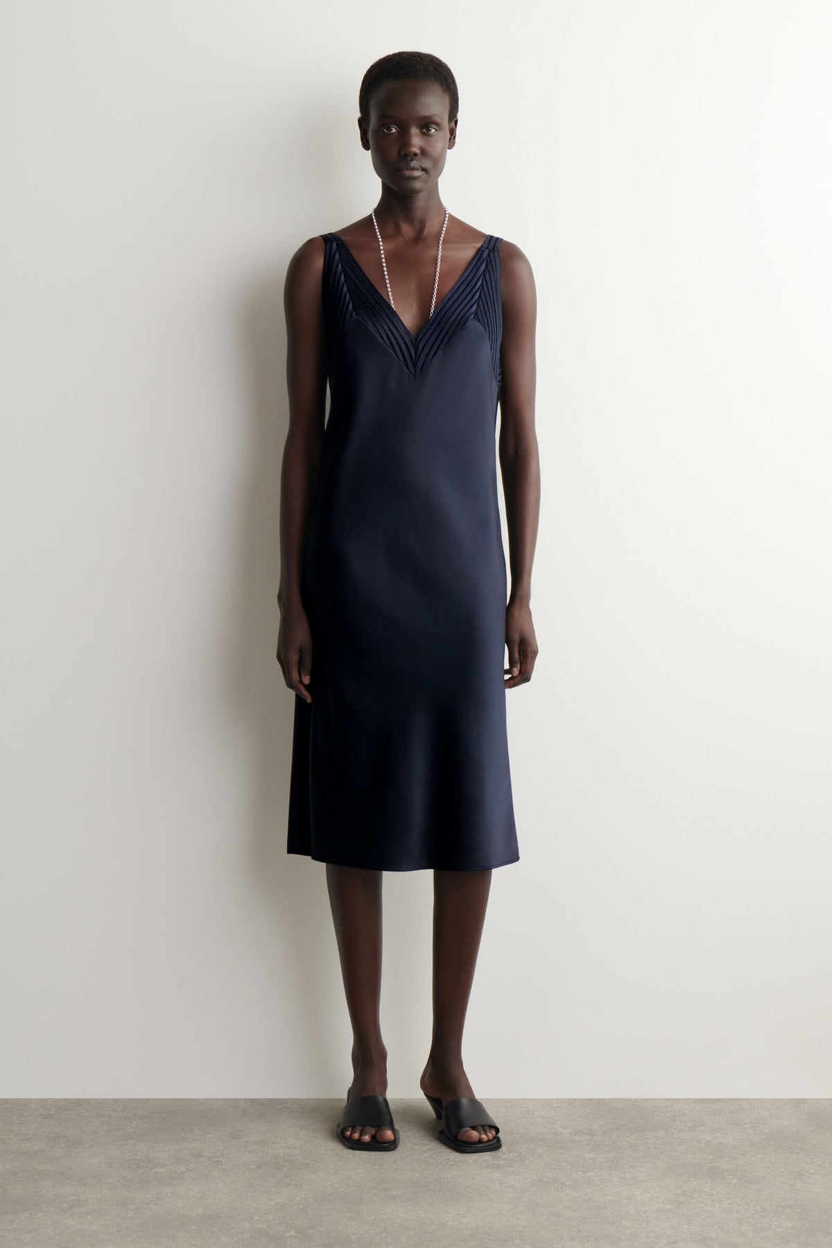 VESTIDO DE SATÍN CON PUNTADAS ABIERTAS - AZUL MARINO - StillMedia/Lookbook