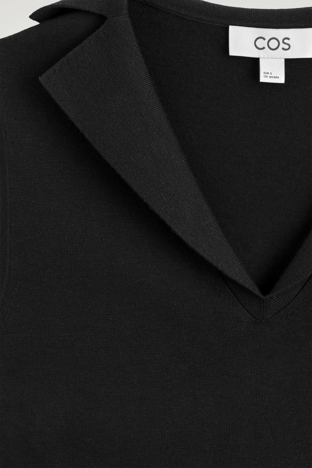 TOP DE ALGODÓN- SEDA TEJIDO CON CUELLO DE MARINERO - NEGRO | DescriptiveDetail