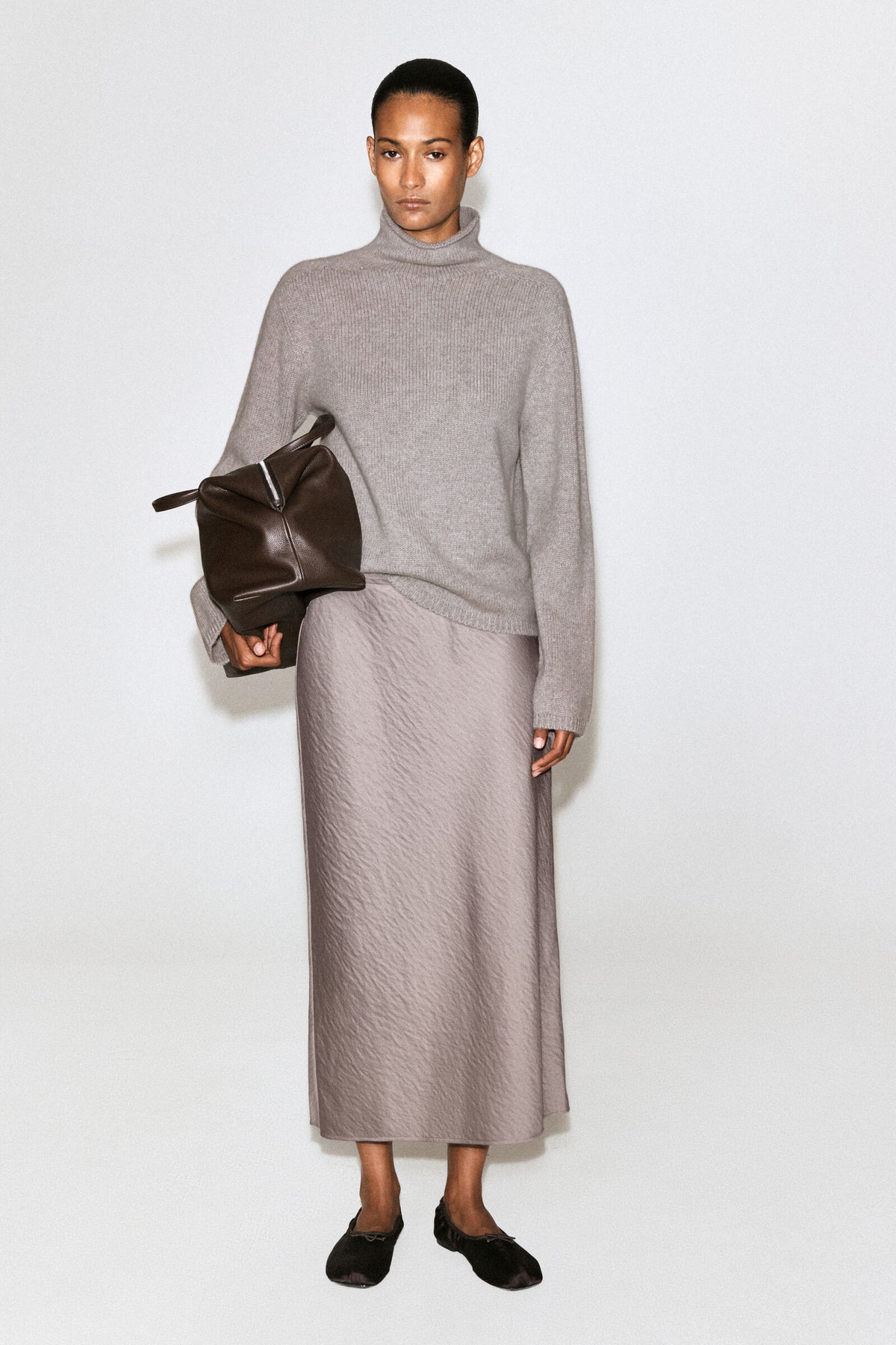 FALDA MIDI DE SATÍN ARRUGADO - GRIS PALOMA