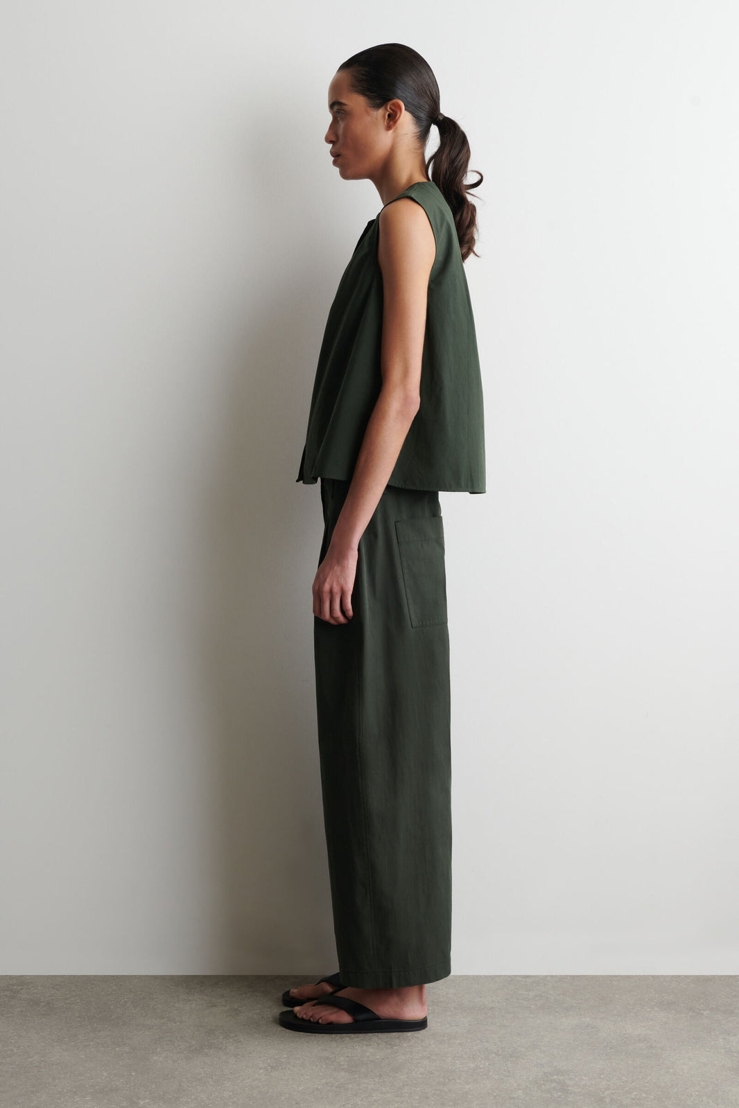 BLUSA SIN MANGAS CON PLIEGUES - VERDE OSCURO
